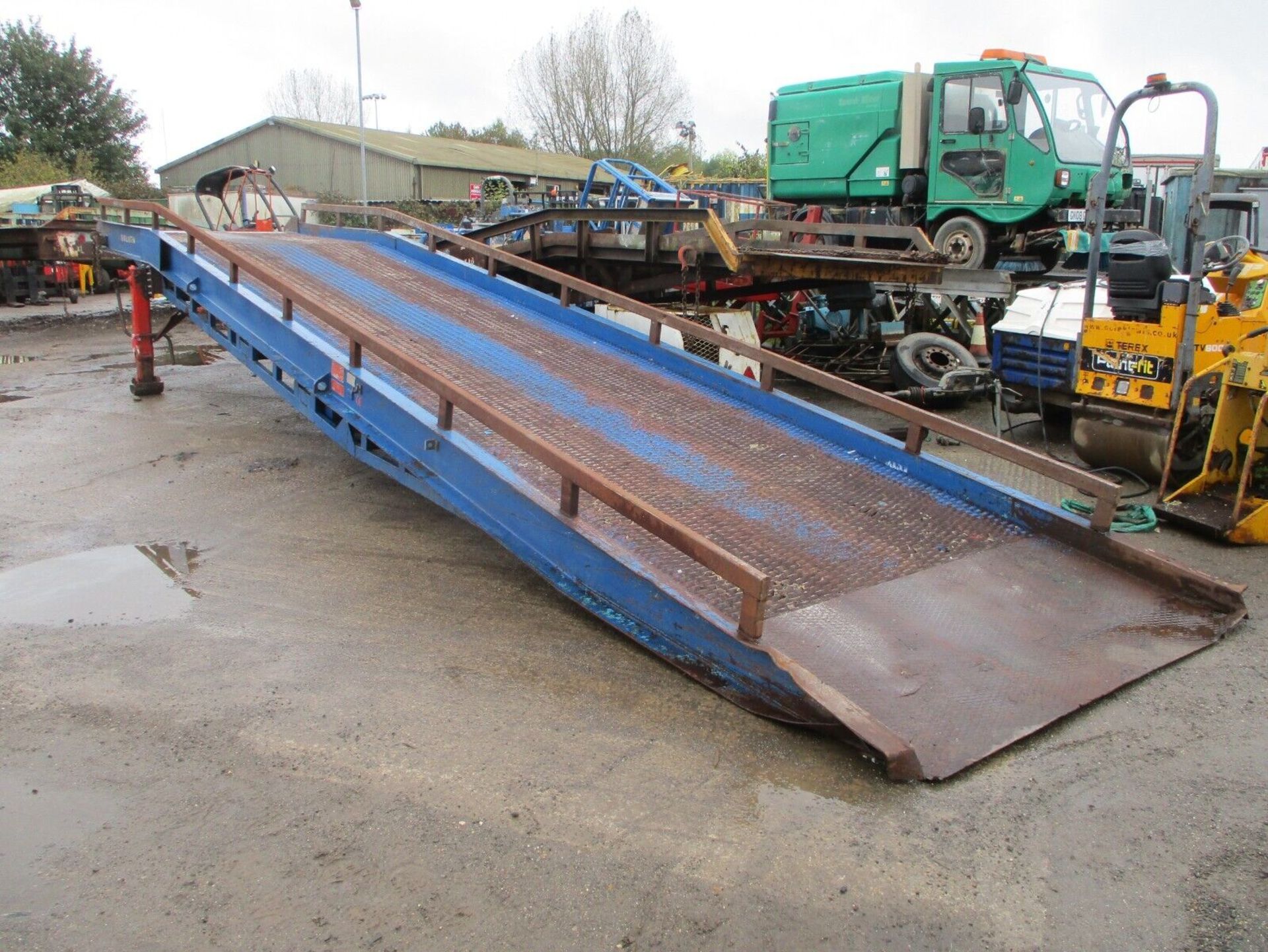 CONTAINER LOADING RAMP