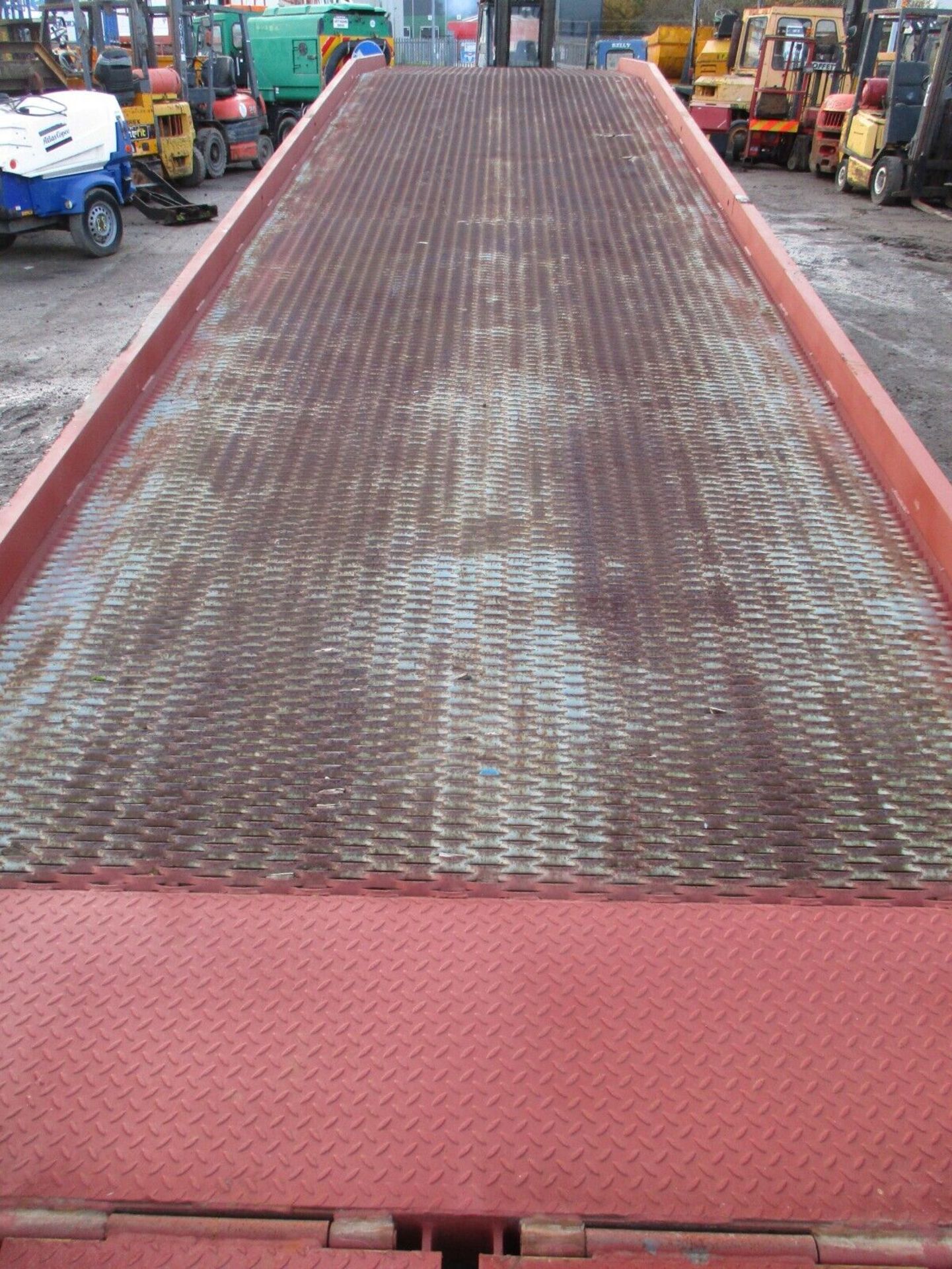 12 METRES LONG THORWORLD CONTAINER LOADING RAMP - Image 2 of 9