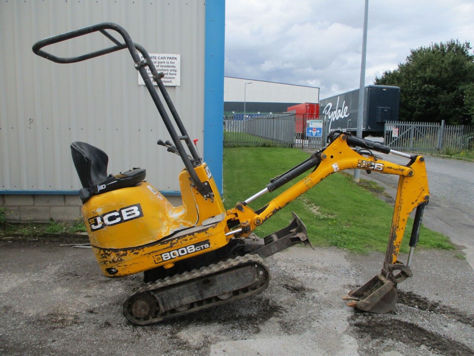 JCB 8008: THE MIGHTY MINI EXCAVATOR - Bild 7 aus 13