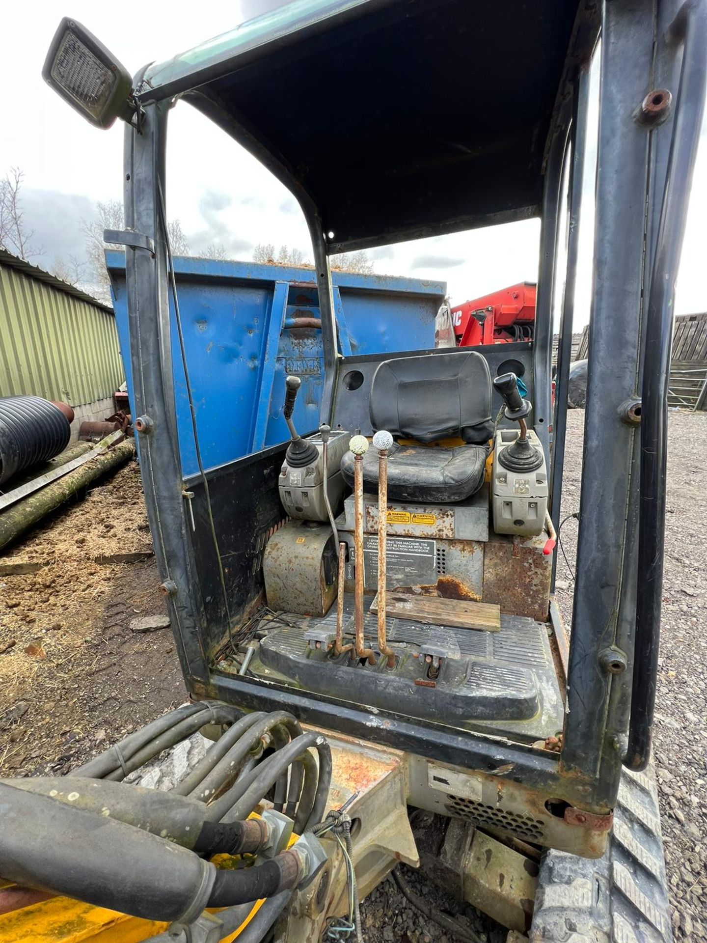 CASE 1.7 TON EXSPANDABLE TRACKS 2 BUCKETS ***NO VAT ON HAMMER*** - Image 3 of 5