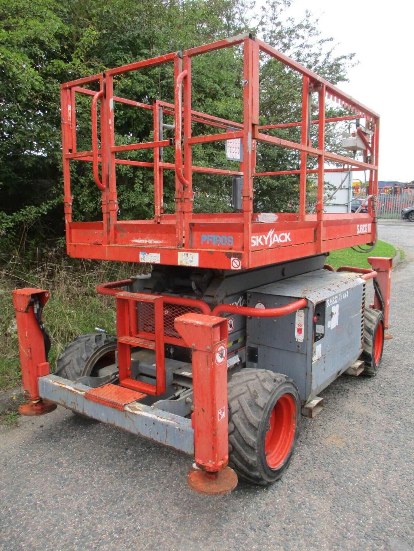 KUBOTA ENGINE SKYJACK SJ6832 SCISSOR LIFT - Image 8 of 14