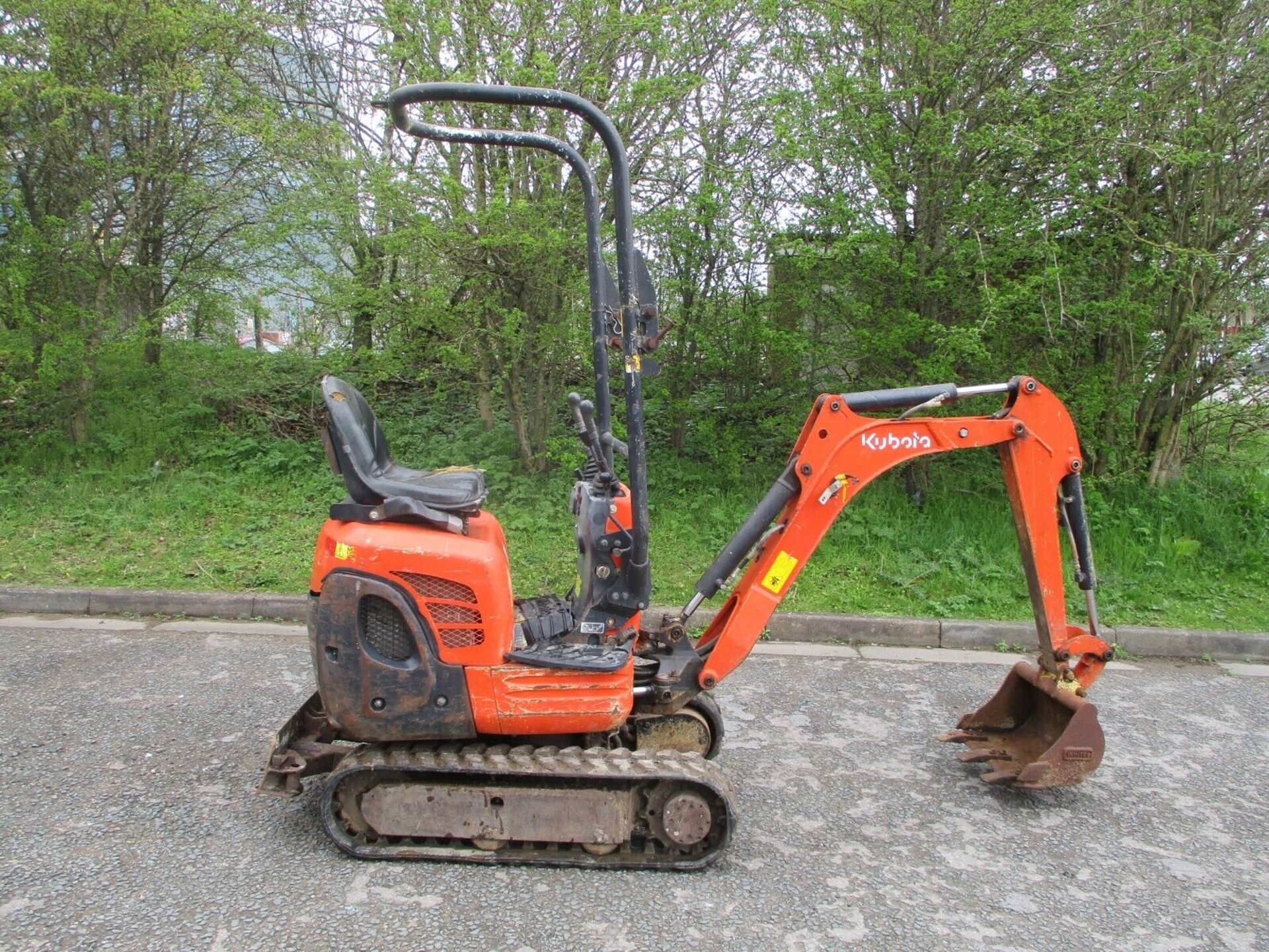 KUBOTA K008 EXCAVATOR YEAR 2014 WEIGHS ABOUT 80 - Image 6 of 9