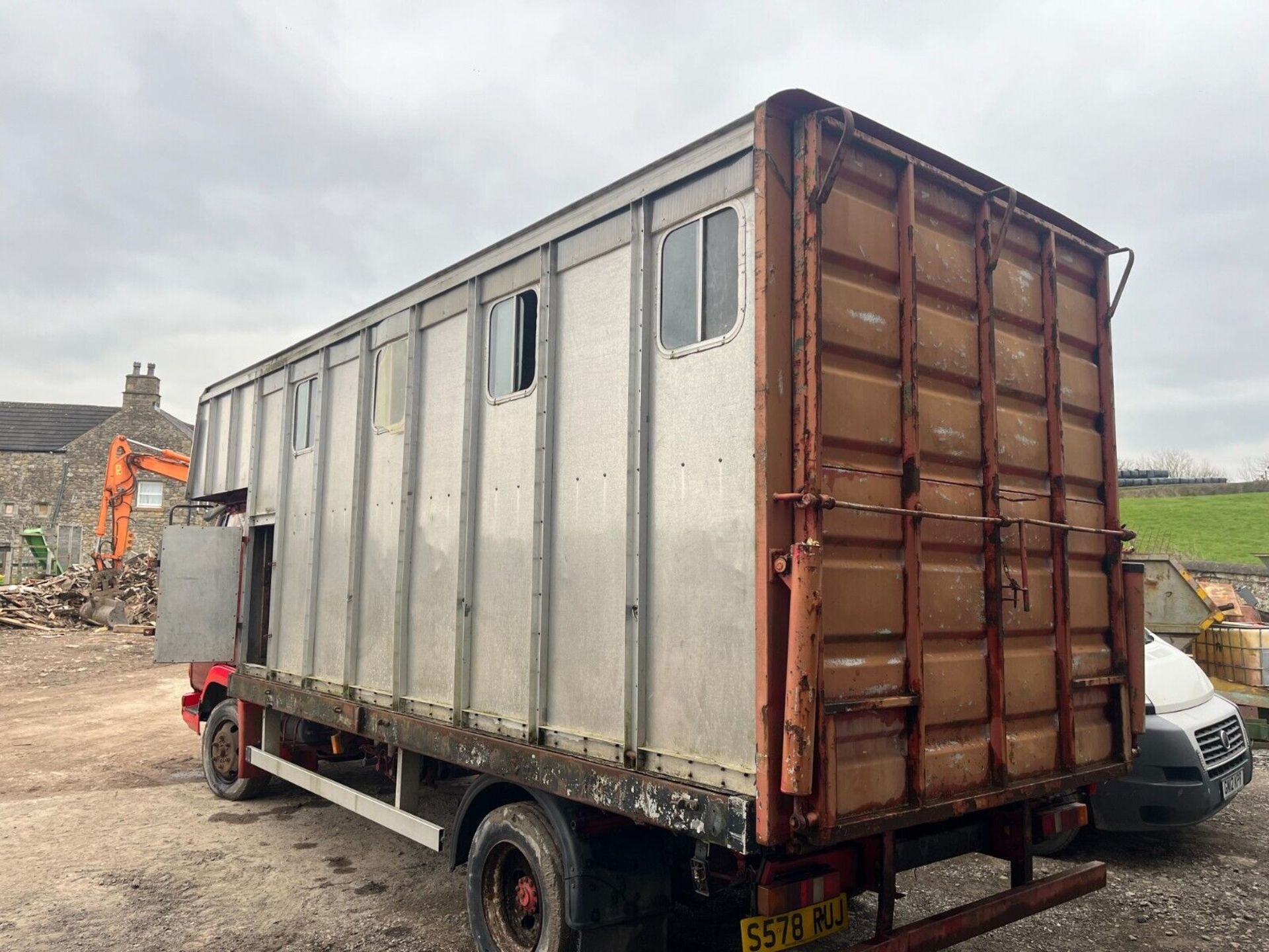 16-FOOT ALUMINUM LIVESTOCK BOX FOR SALE: DECK AND CANOPY INCLUDED - Image 5 of 5