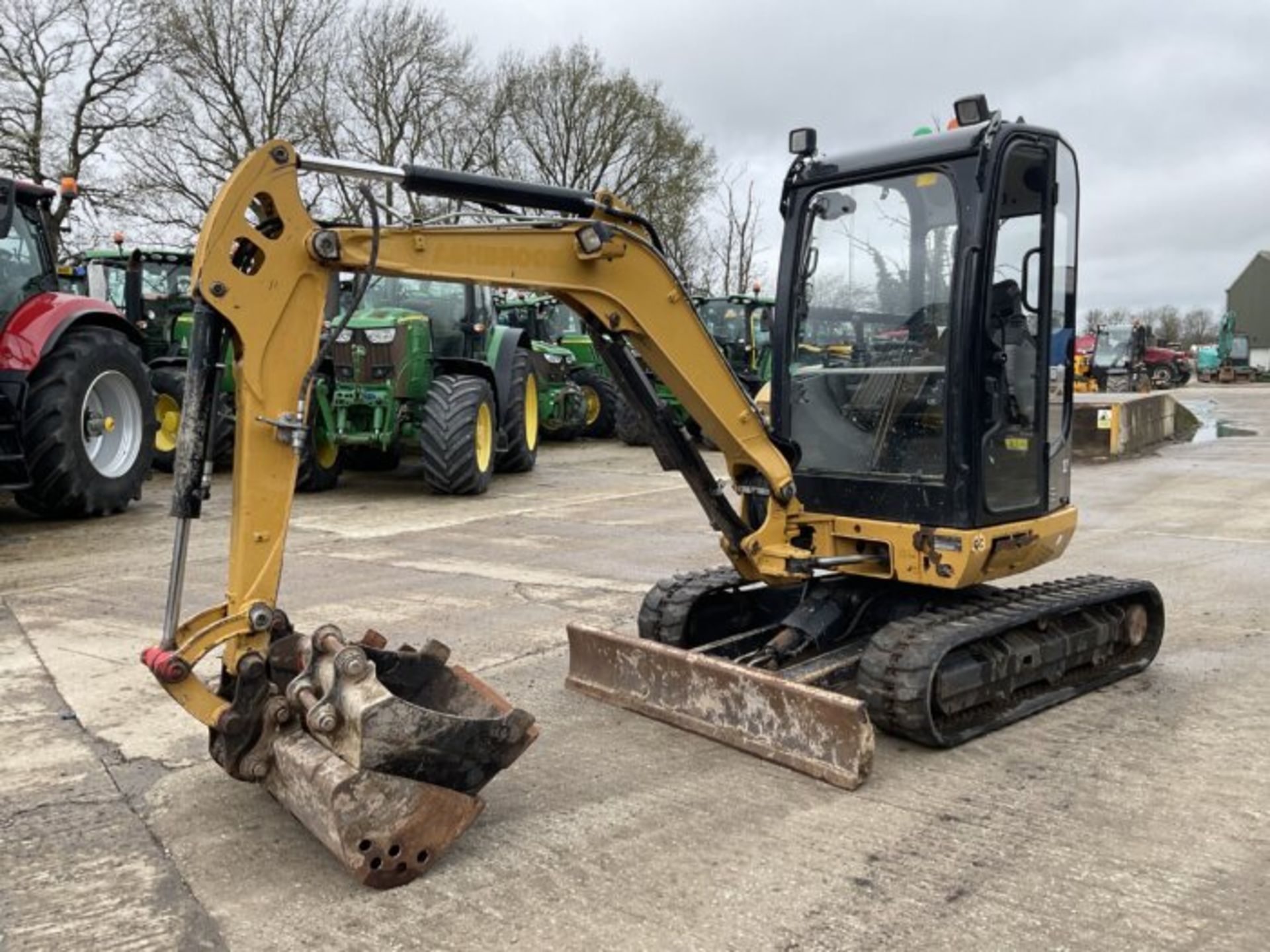 YEAR 2019 CAT 302.7D CR. RUBBER TRACKS - Image 3 of 10