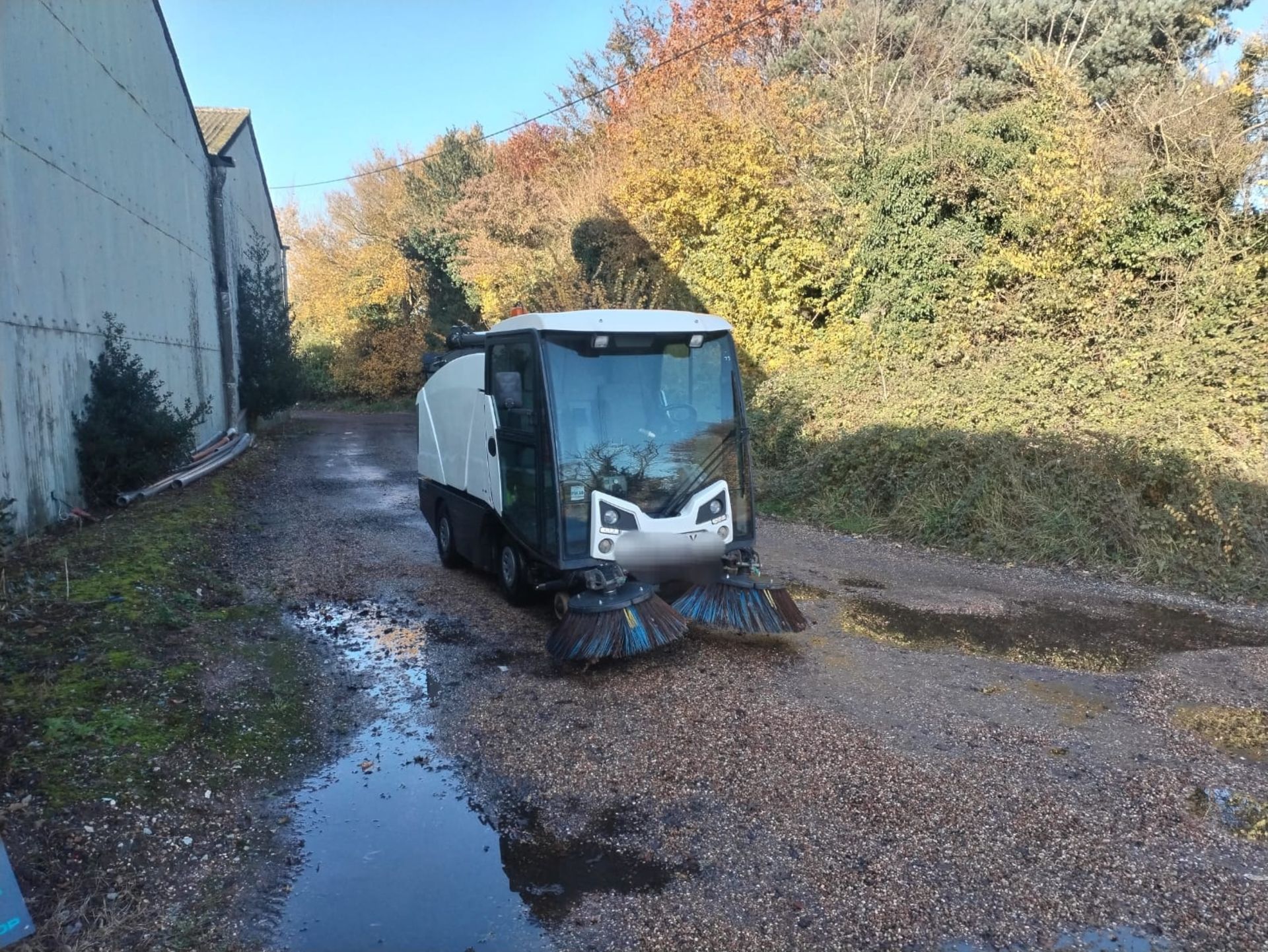 2013 JOHNSTON ROAD SWEEPER HYDROSTATIC - Image 3 of 6