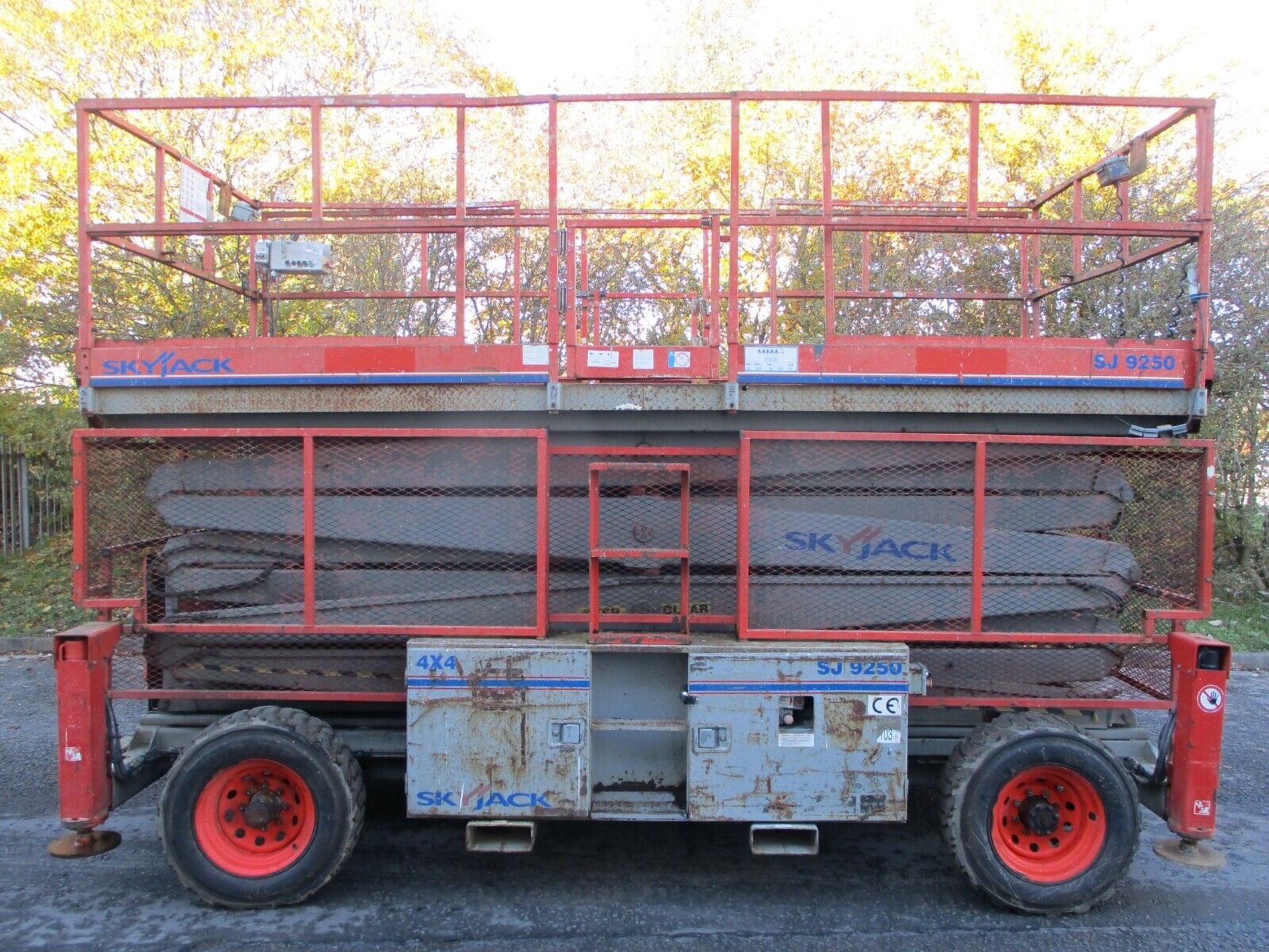 SKYJACK SJ9250 SCISSOR LIFT YEAR 2007 - Image 7 of 10