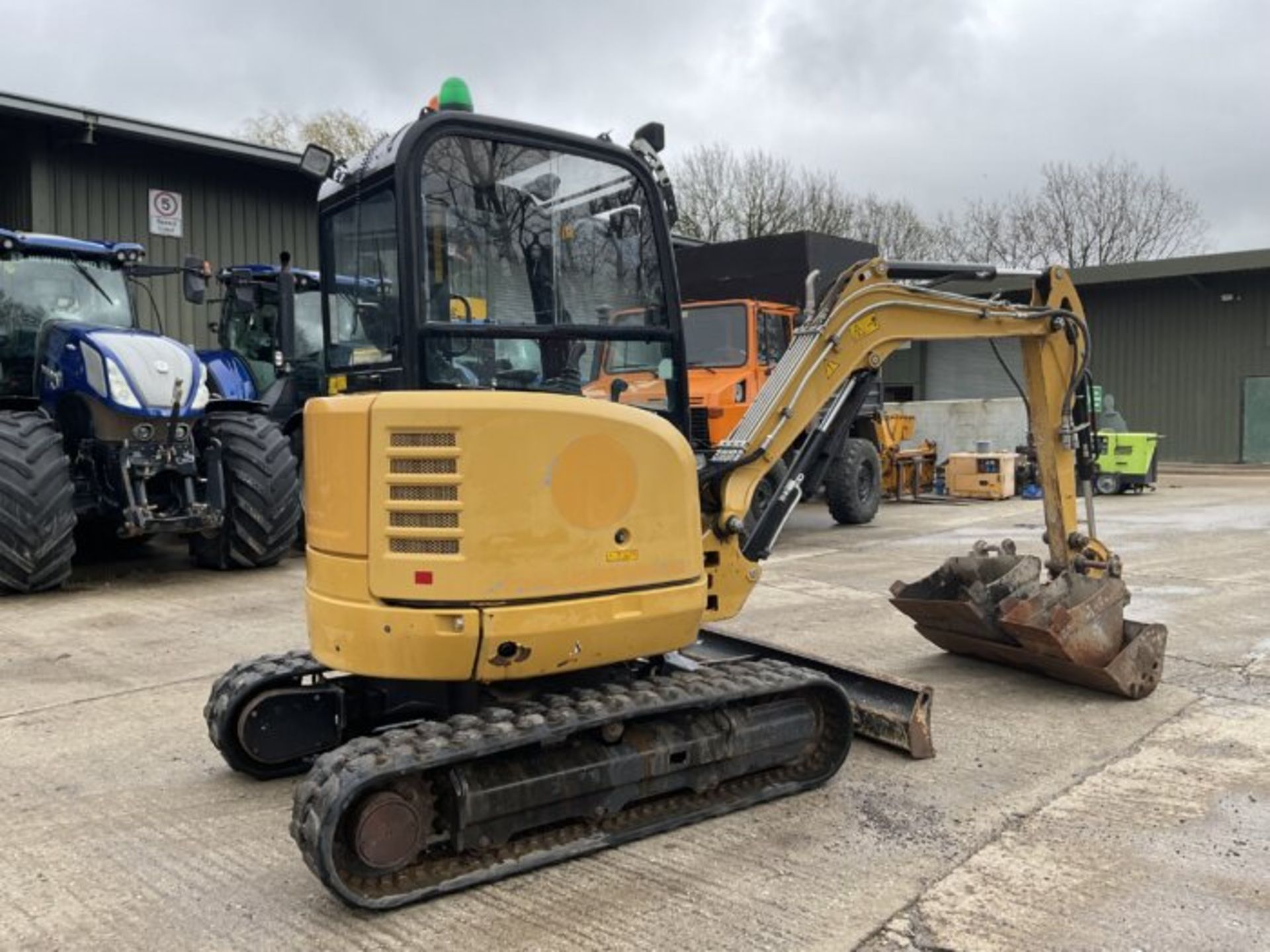 YEAR 2019 CAT 302.7D CR. RUBBER TRACKS - Image 6 of 10