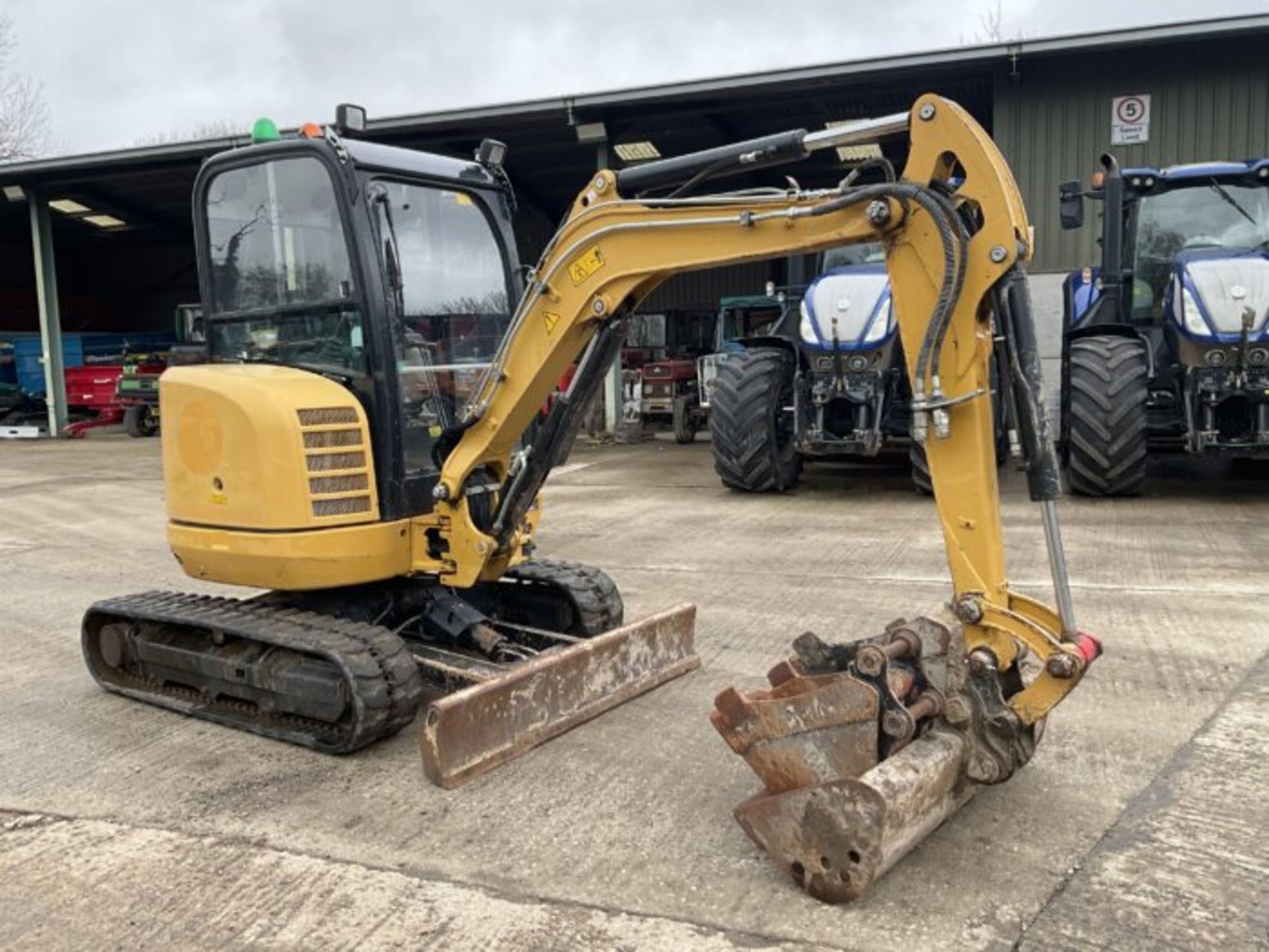 YEAR 2019 CAT 302.7D CR. RUBBER TRACKS