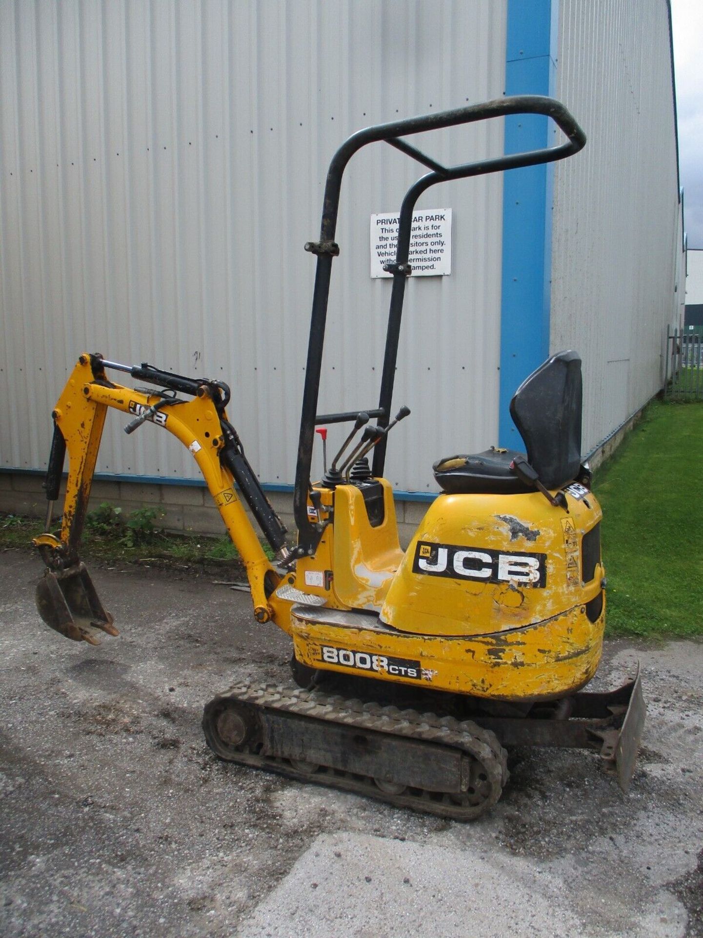 JCB 8008: THE MIGHTY MINI EXCAVATOR - Bild 10 aus 13