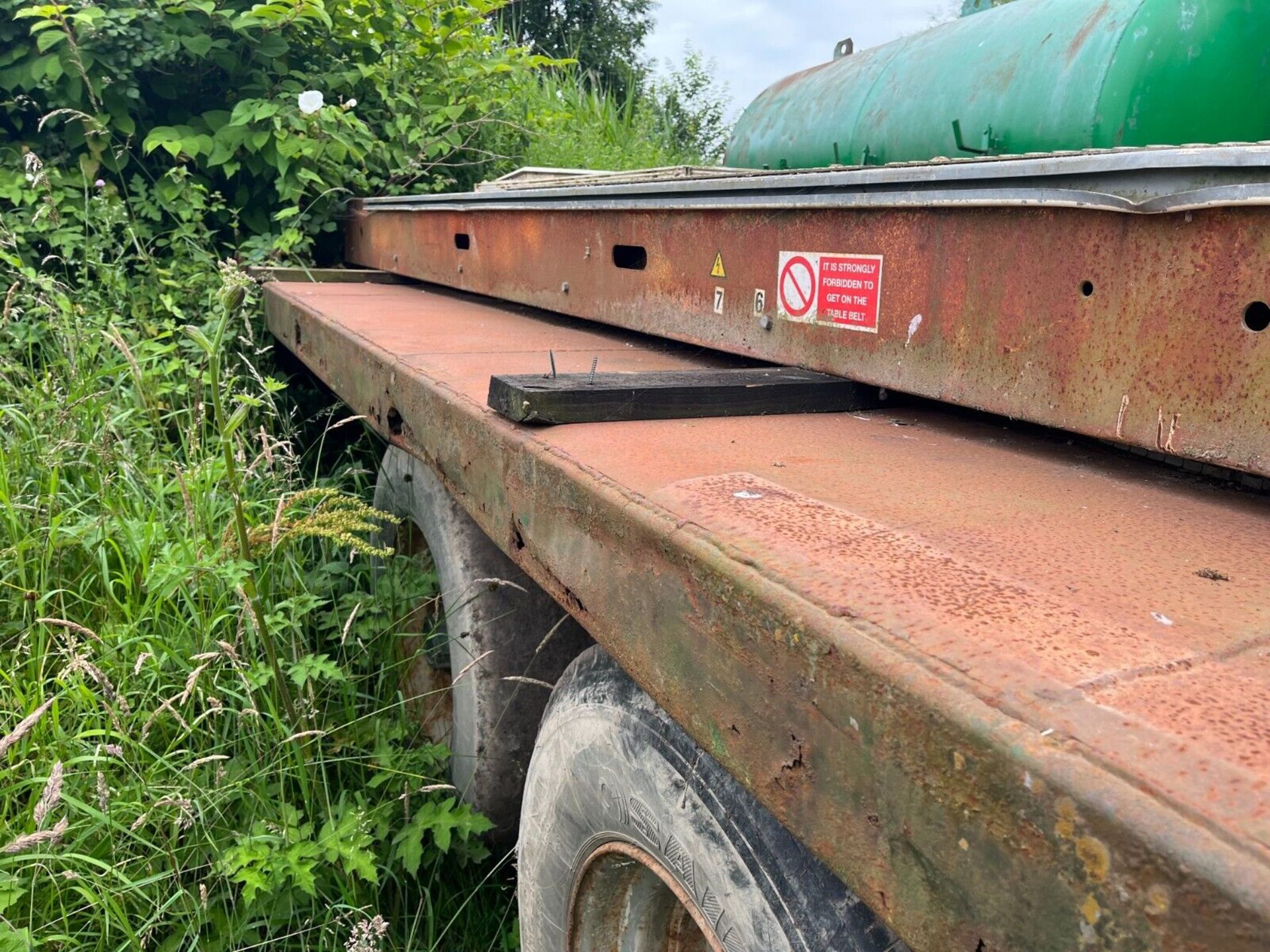 VERSATILE 26-FOOT TANDEM AXLE BALE FLAT TRAILER - HIGH SPEED, SOLID STEEL FLOOR - Image 9 of 11