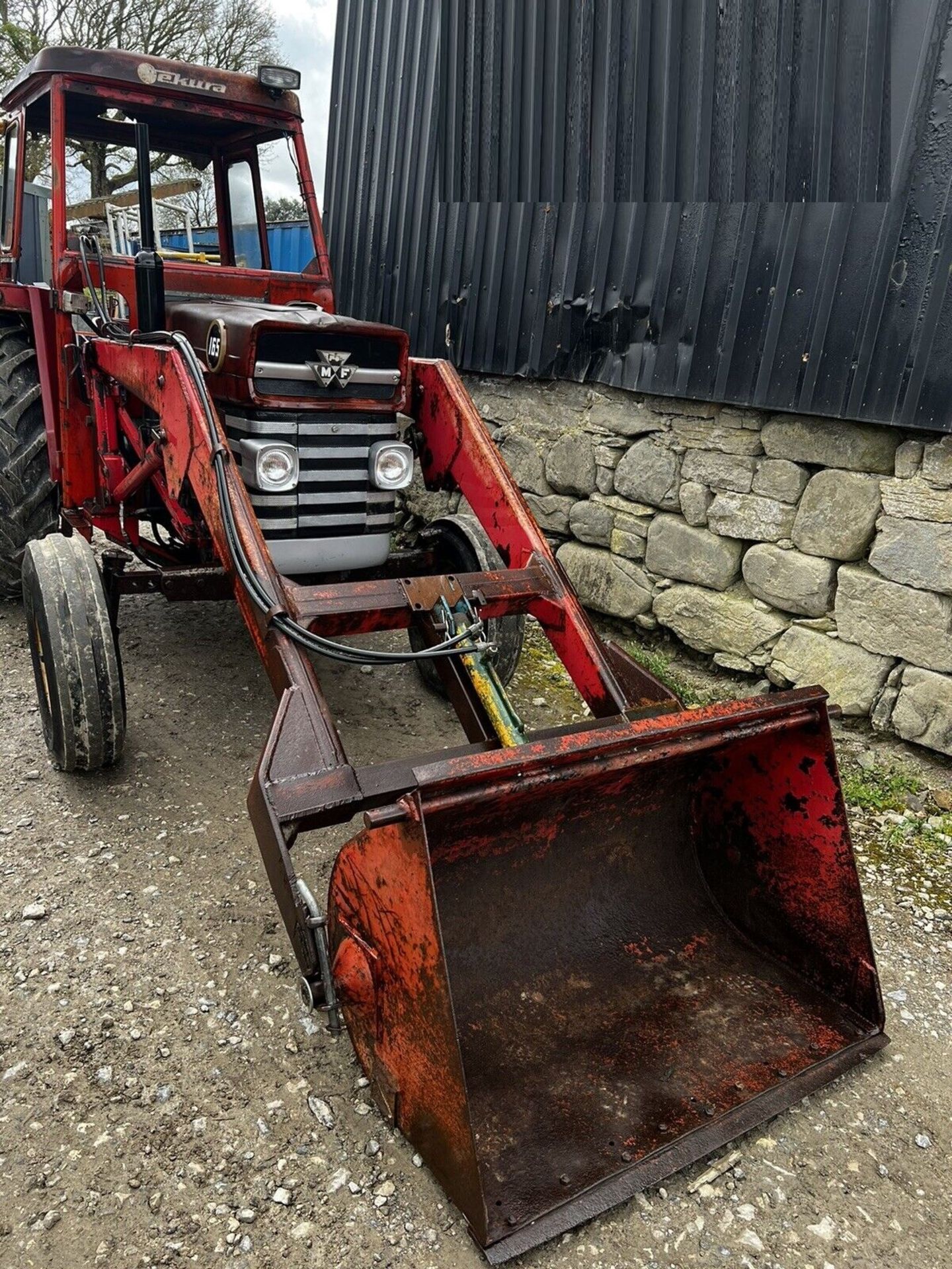 POWERFUL PERFORMANCE: MASSEY FERGUSON 165 TRACTOR, BUILT TO LAST - Image 3 of 9