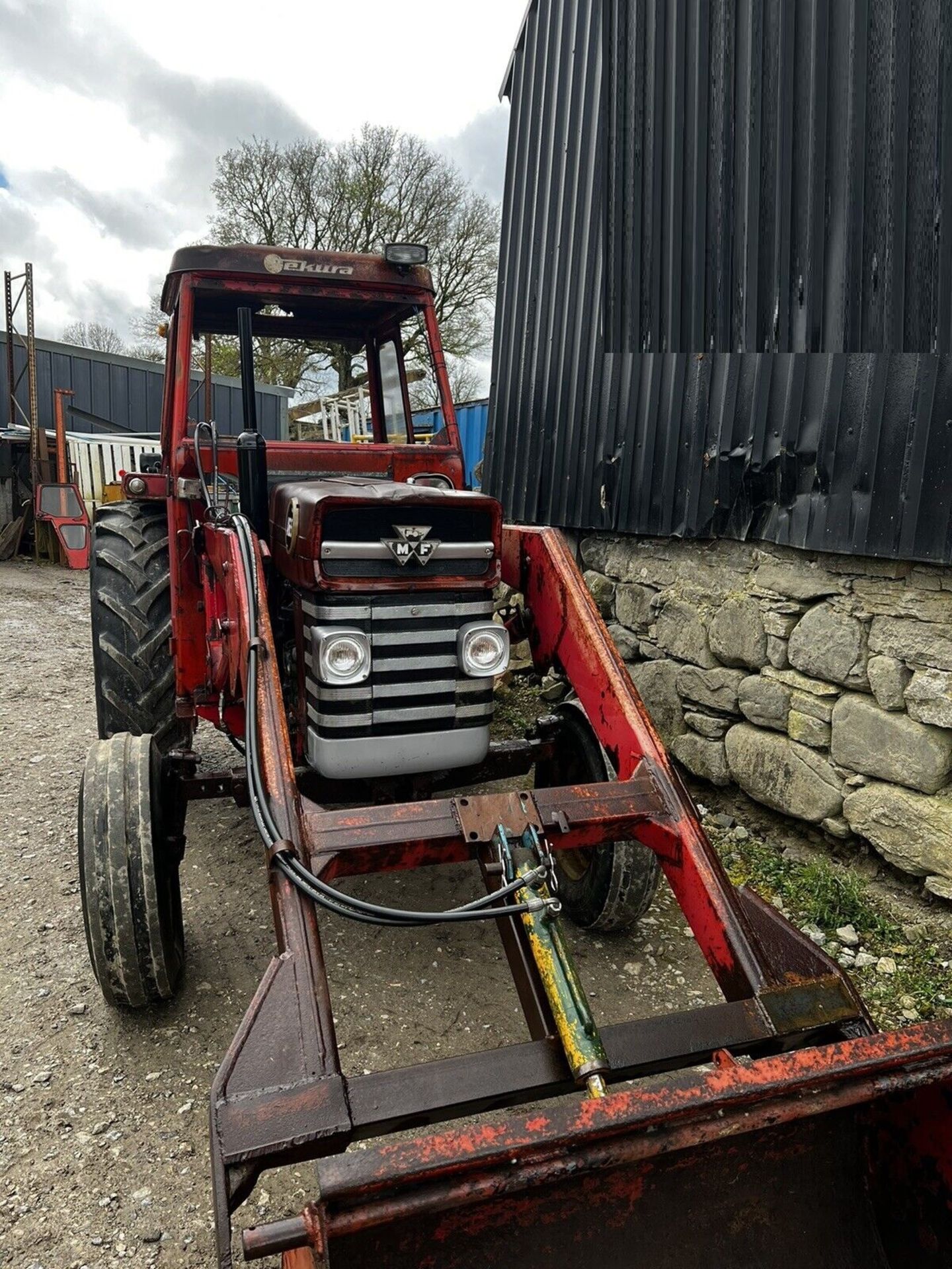 POWERFUL PERFORMANCE: MASSEY FERGUSON 165 TRACTOR, BUILT TO LAST - Image 5 of 9