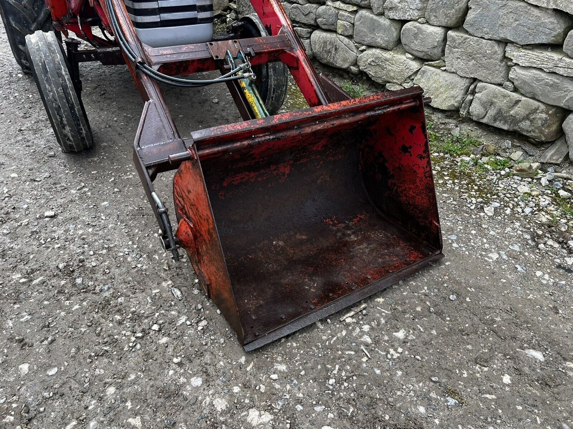 POWERFUL PERFORMANCE: MASSEY FERGUSON 165 TRACTOR, BUILT TO LAST - Image 4 of 9