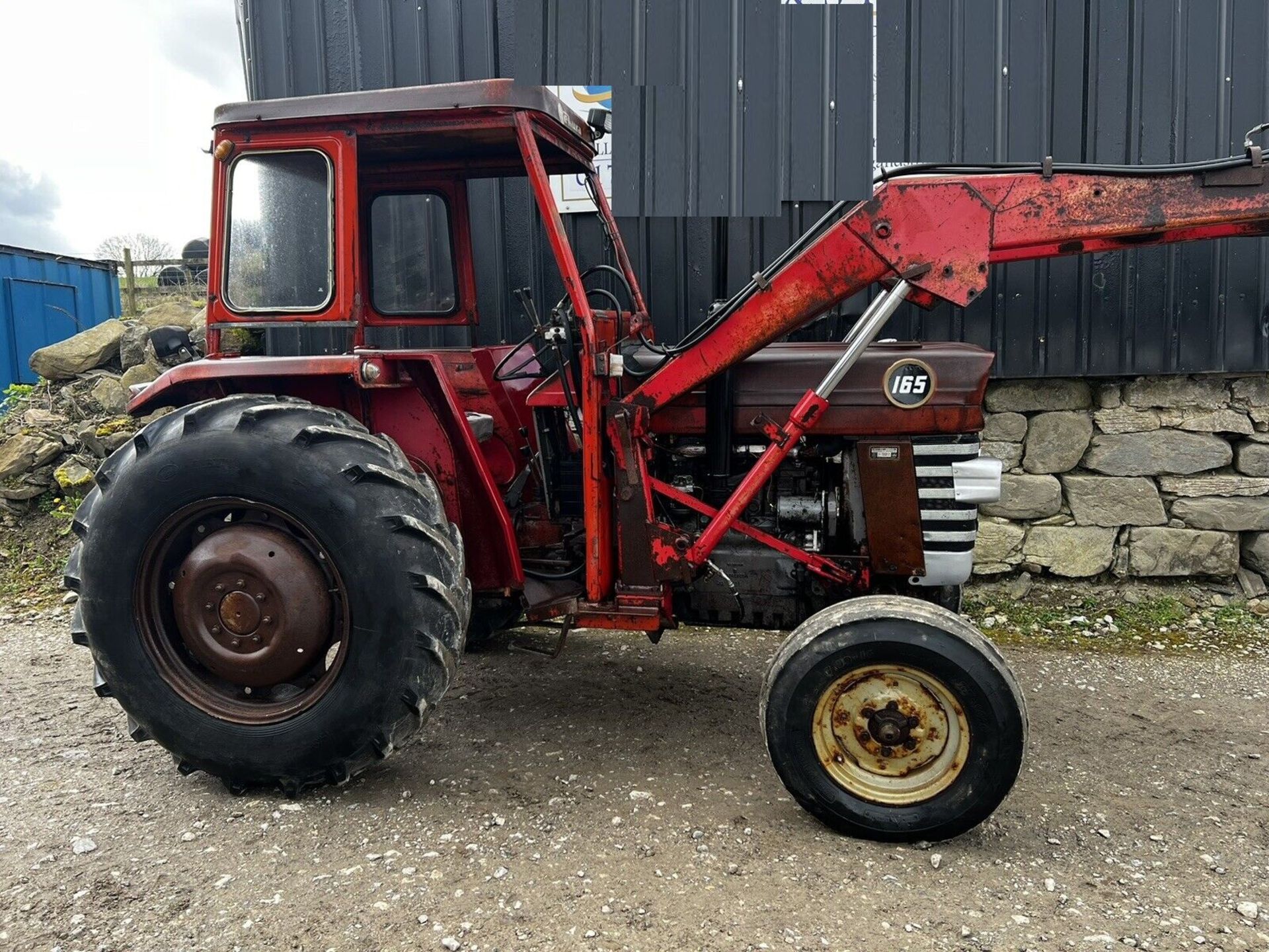 POWERFUL PERFORMANCE: MASSEY FERGUSON 165 TRACTOR, BUILT TO LAST - Image 2 of 9