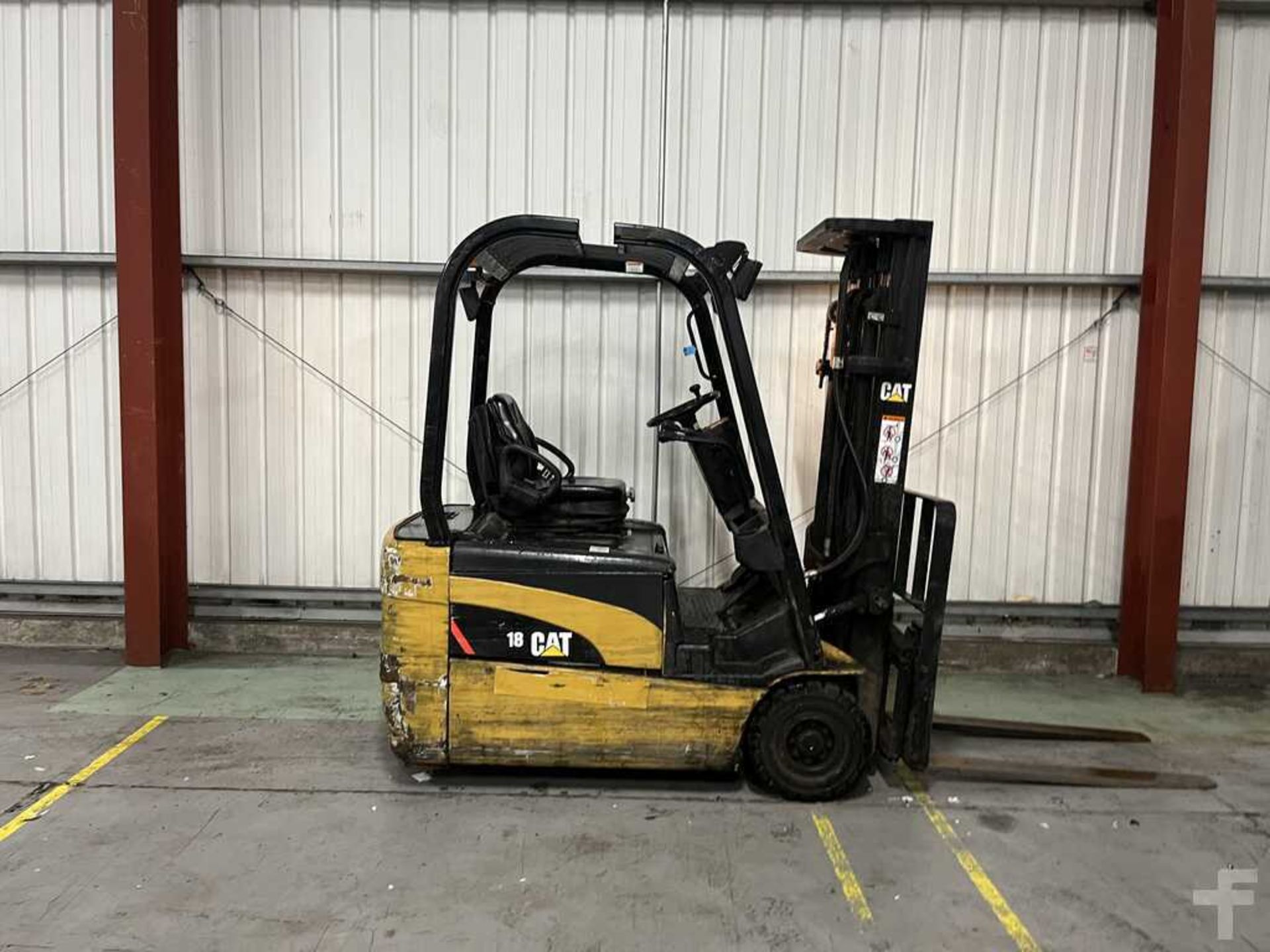 ELECTRIC - 3 WHEELS CAT LIFT TRUCKS EP18NT *CHARGER INCLUDED