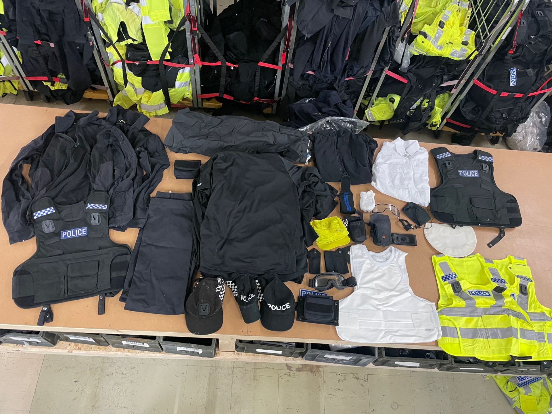 10 X BIN BAGS FULL OF EX POLICE UNIFORM - RRP CIRCA £2750.00 - NO VAT ON HAMMER - Bild 9 aus 12