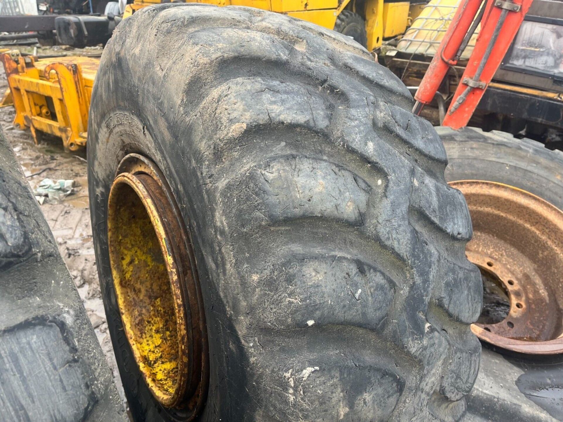 TAKE ADVANTAGE: 20.5R25 EARTHMOVER WHEEL AND TIRE AUCTION - Bild 4 aus 5