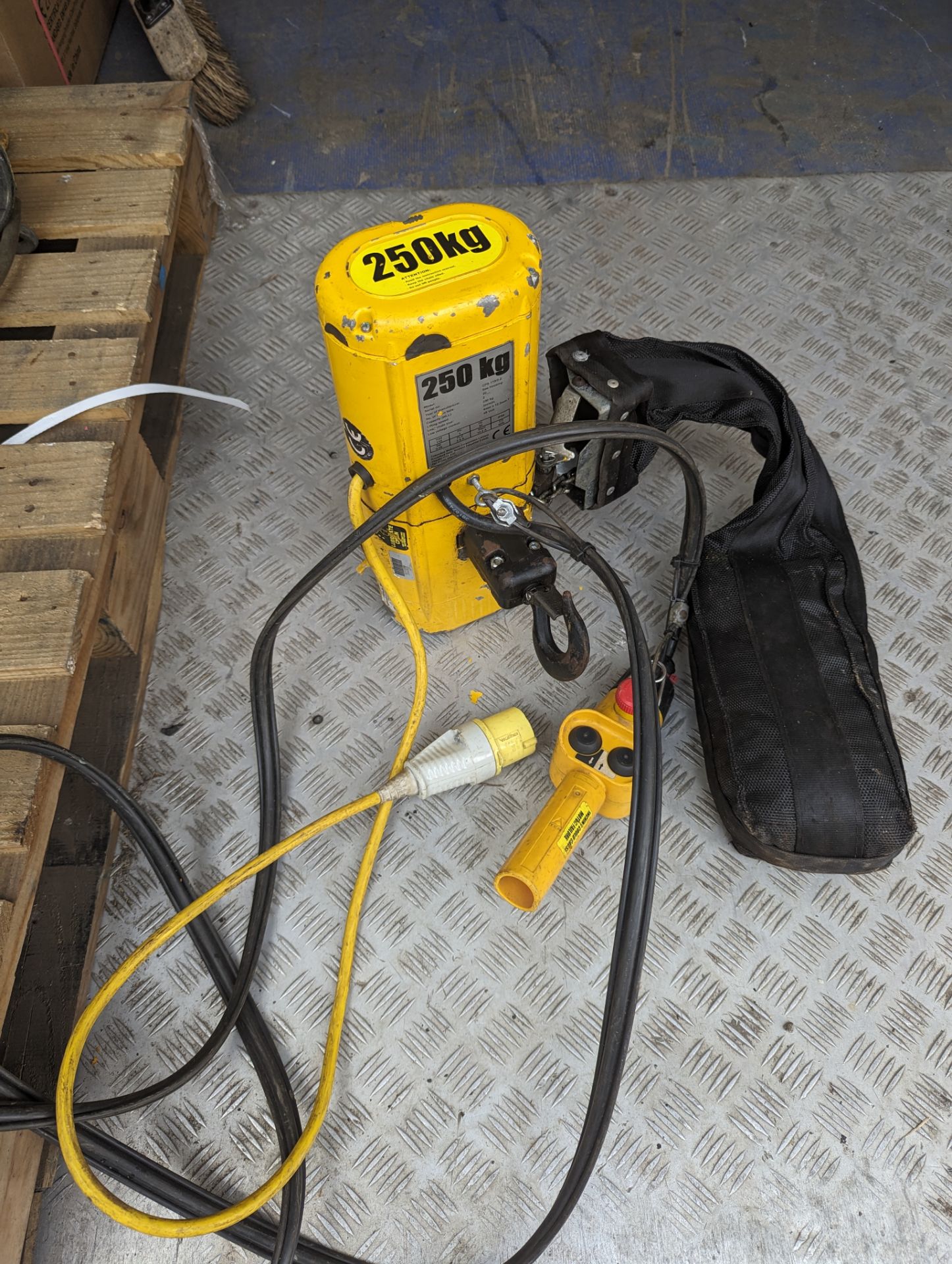 250KG ELECTRIC HOIST 110V, SLIGHTLY USED IN PERFECT WORKING CONDITION