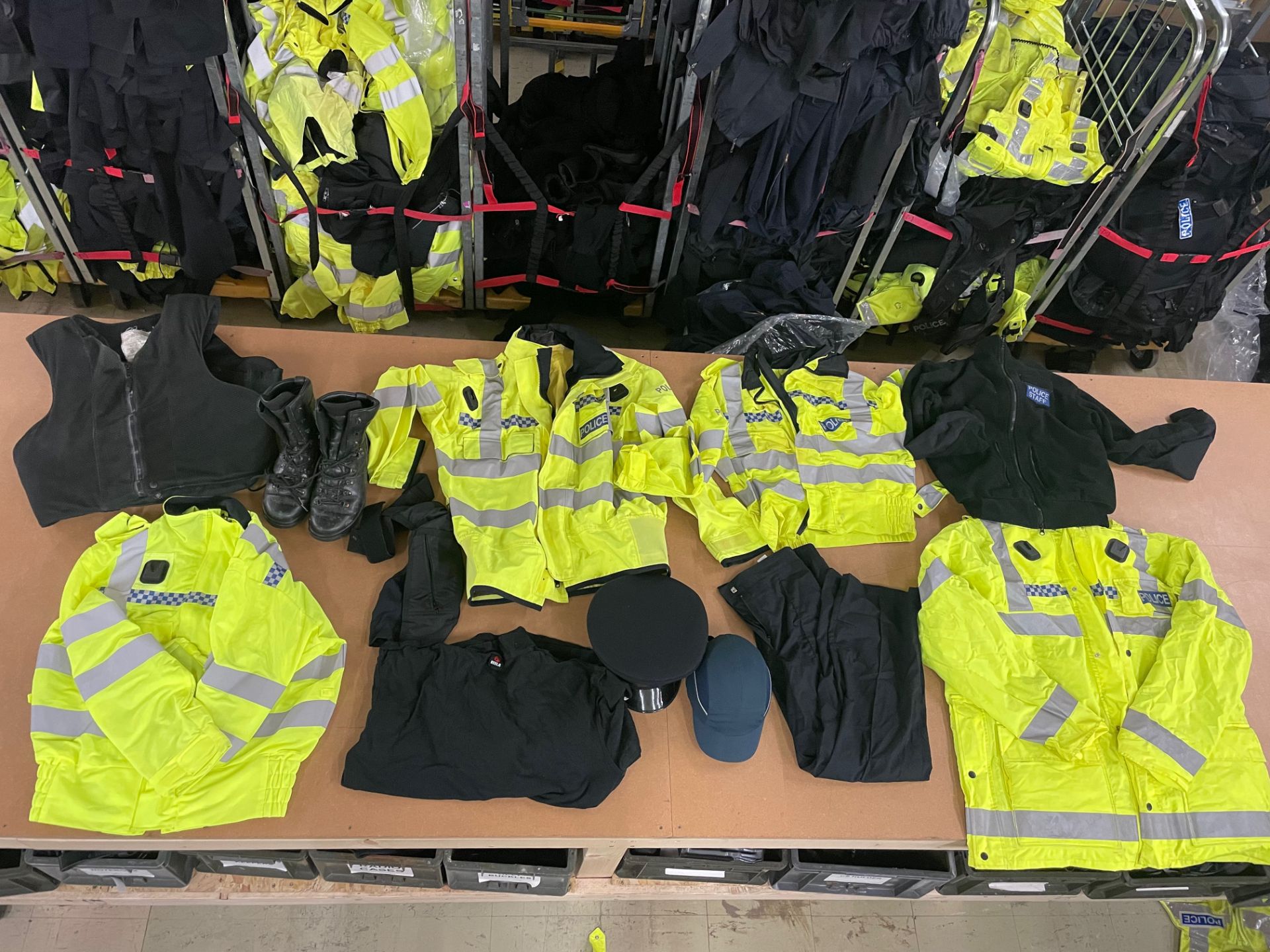 10 X BIN BAGS FULL OF EX POLICE UNIFORM - RRP CIRCA £2750.00 - NO VAT ON HAMMER - Bild 7 aus 12