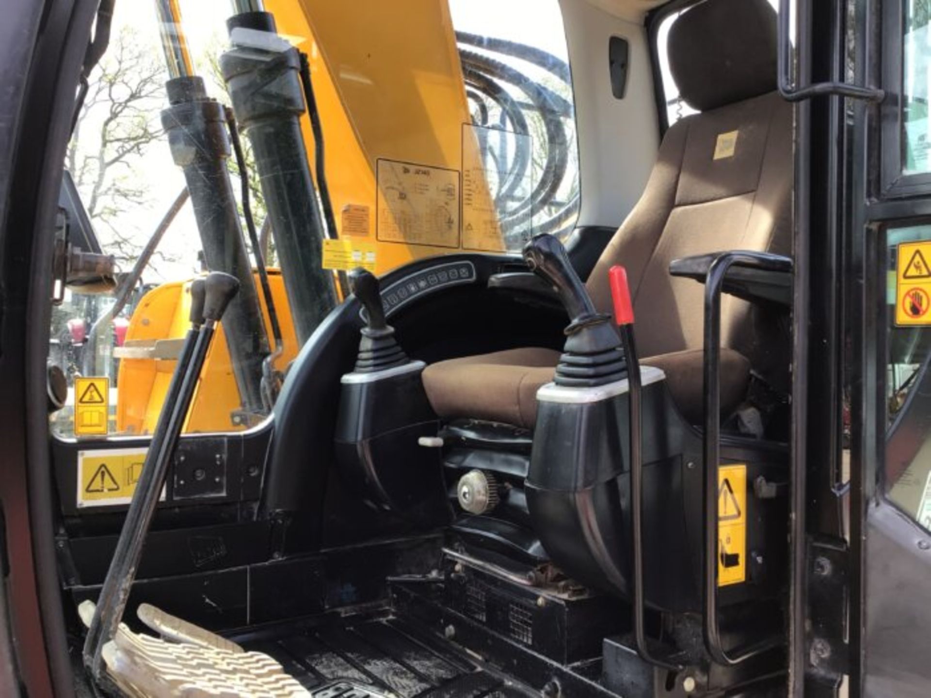 YEAR 2011 JCB JZ140LC. METAL TRACKS. 1 BUCKET - Image 2 of 11