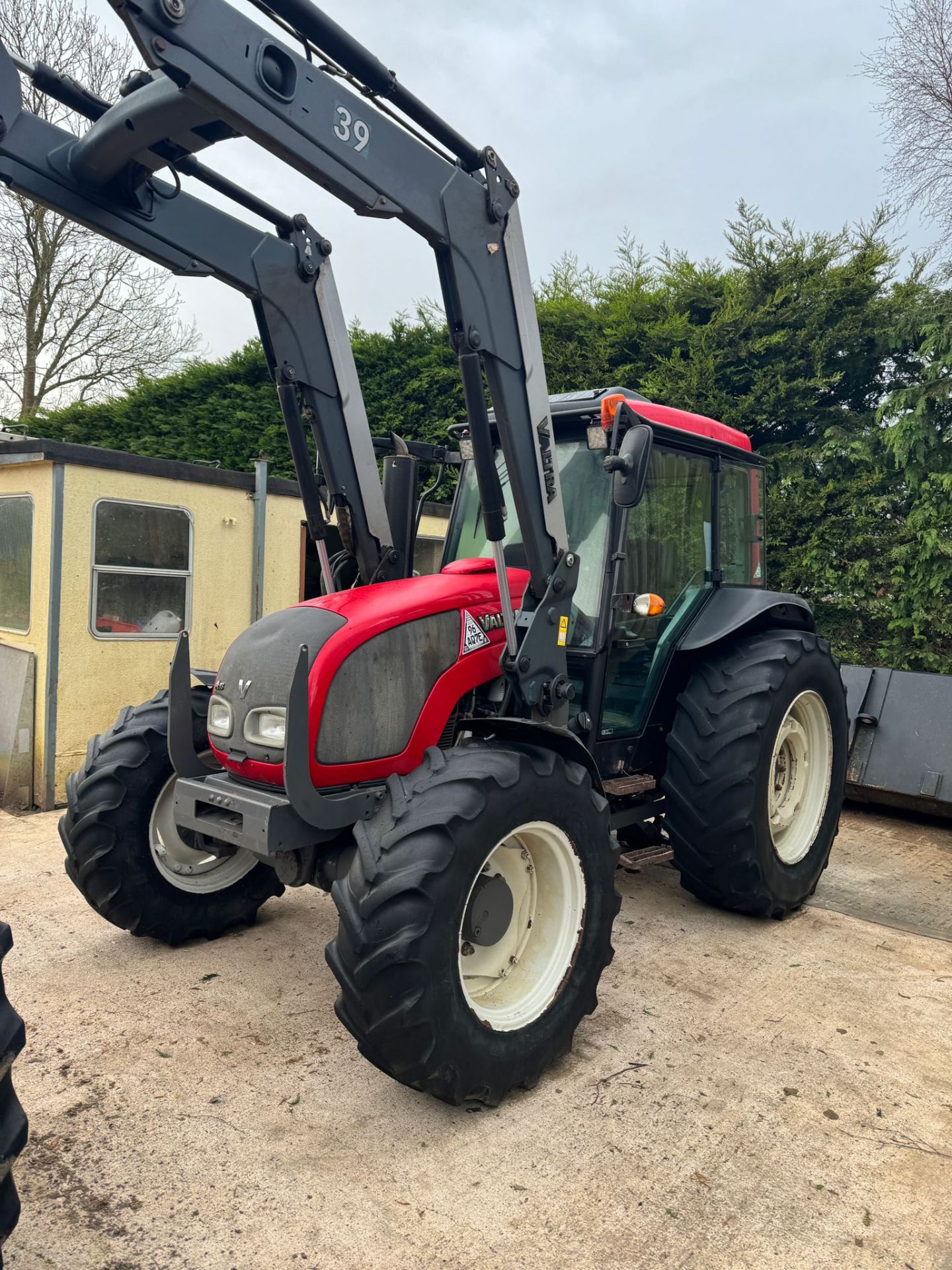 VERSATILE AND POWERFUL: VALTRA A93 WITH LOADER - AUCTION NOW OPEN!