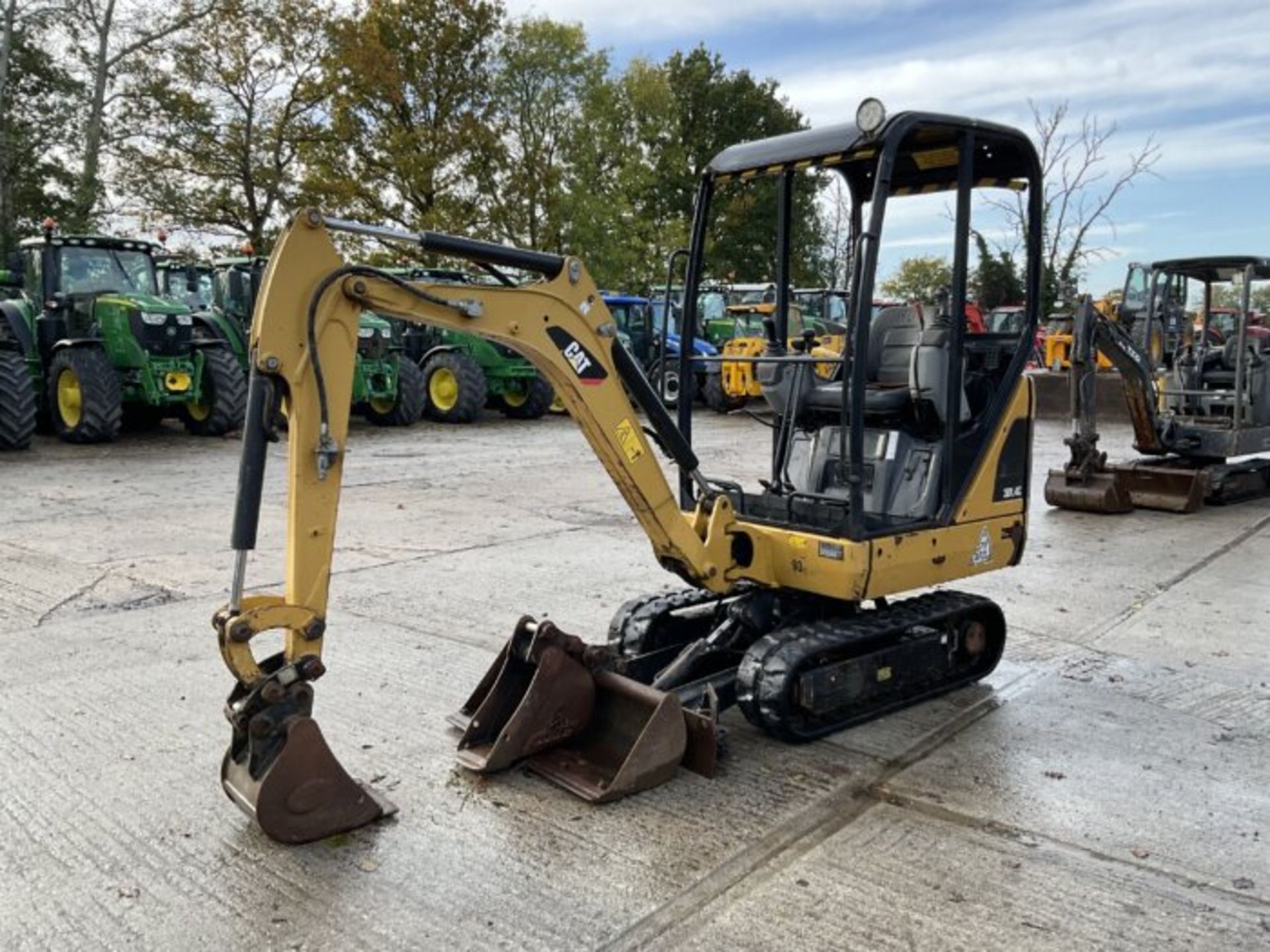 CAT 301.4C. RUBBER/EXPANDING TRACKS - Image 2 of 9