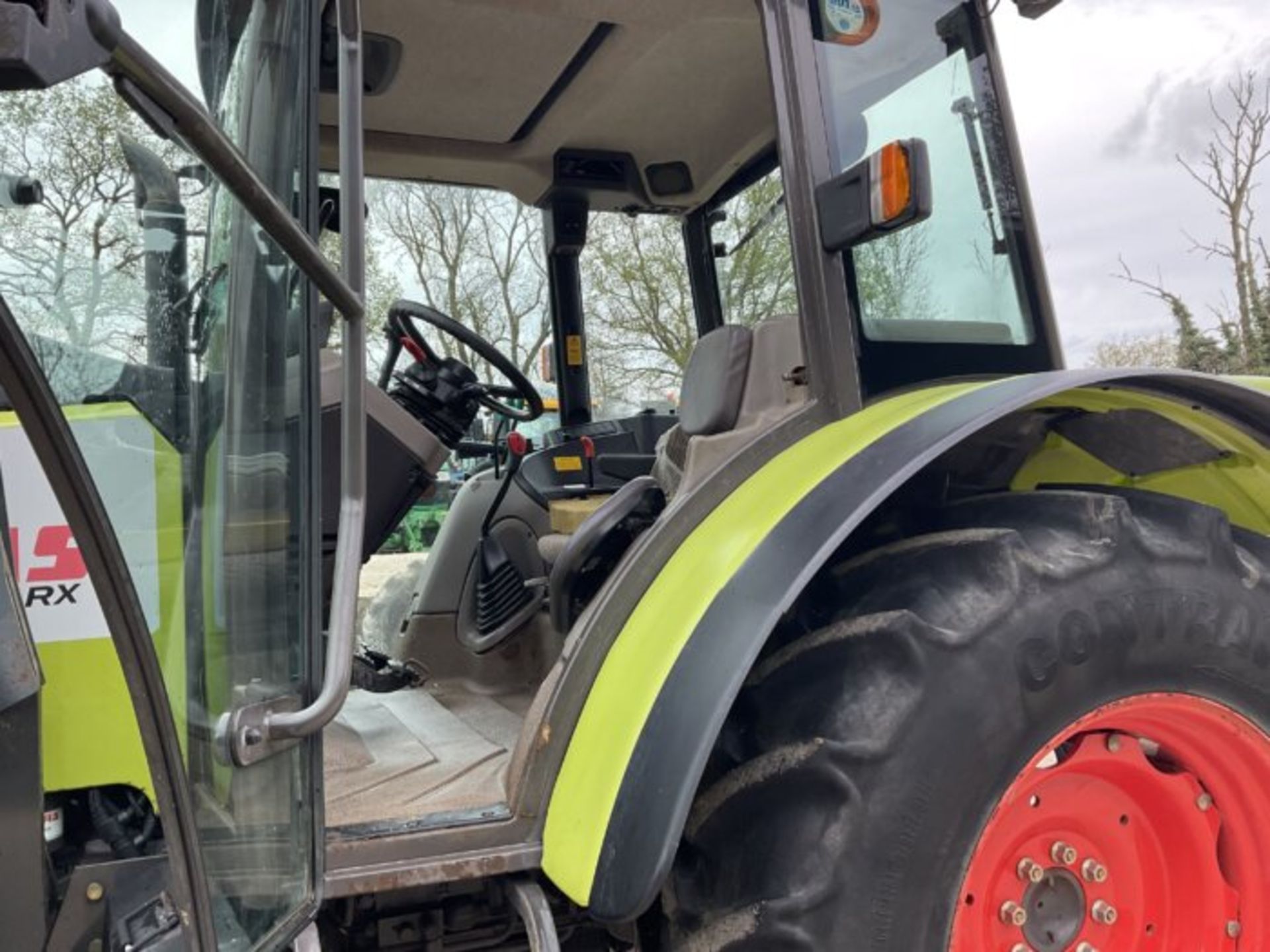 CLAAS CELTIS 426RX TRACTOR WITH QUICKE Q40 LOADER - Image 3 of 8