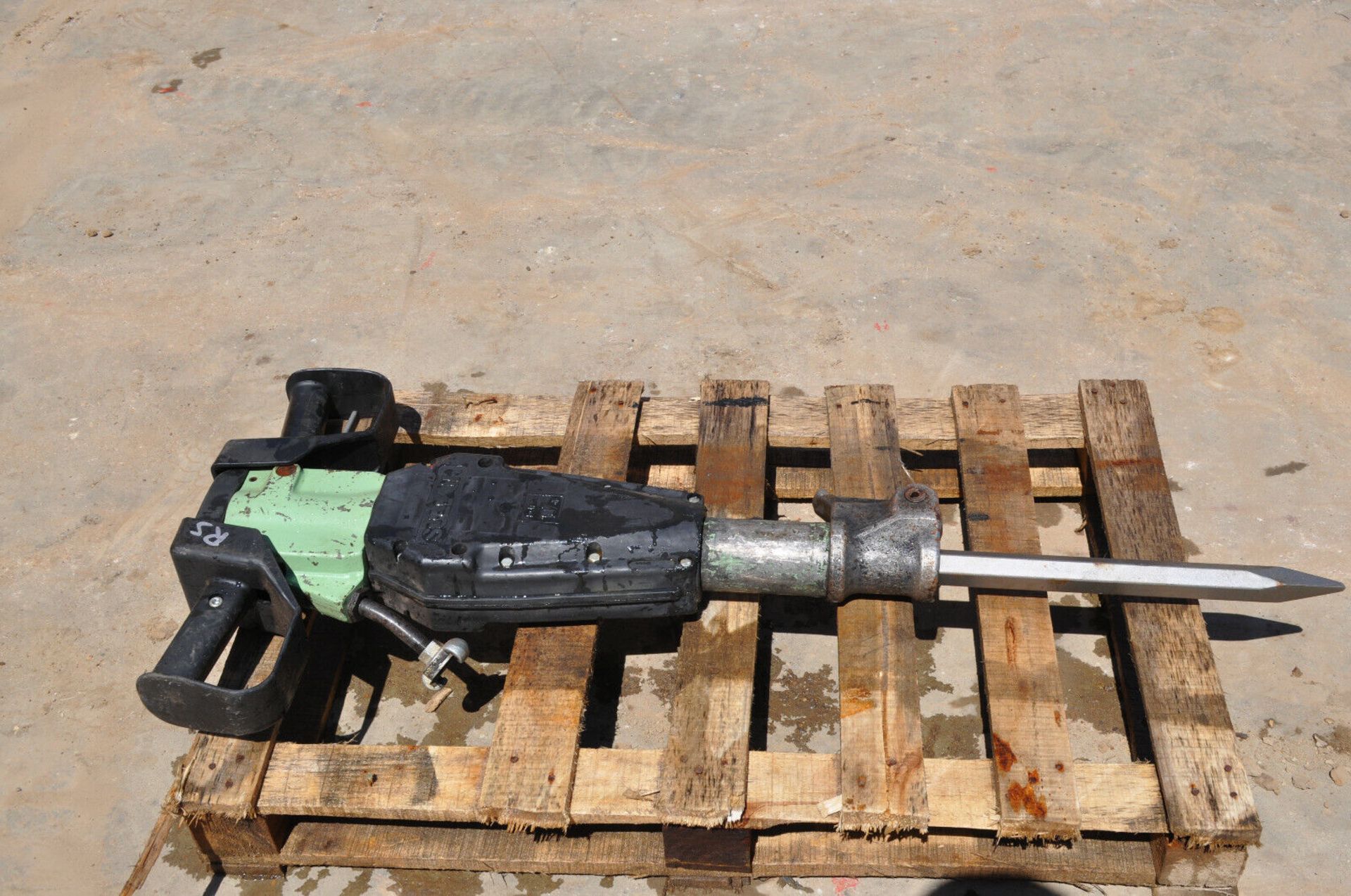 "EFFICIENT DEMOLITION WITH QUIET POWER: SULLAIR MK250 PNEUMATIC BREAKER"