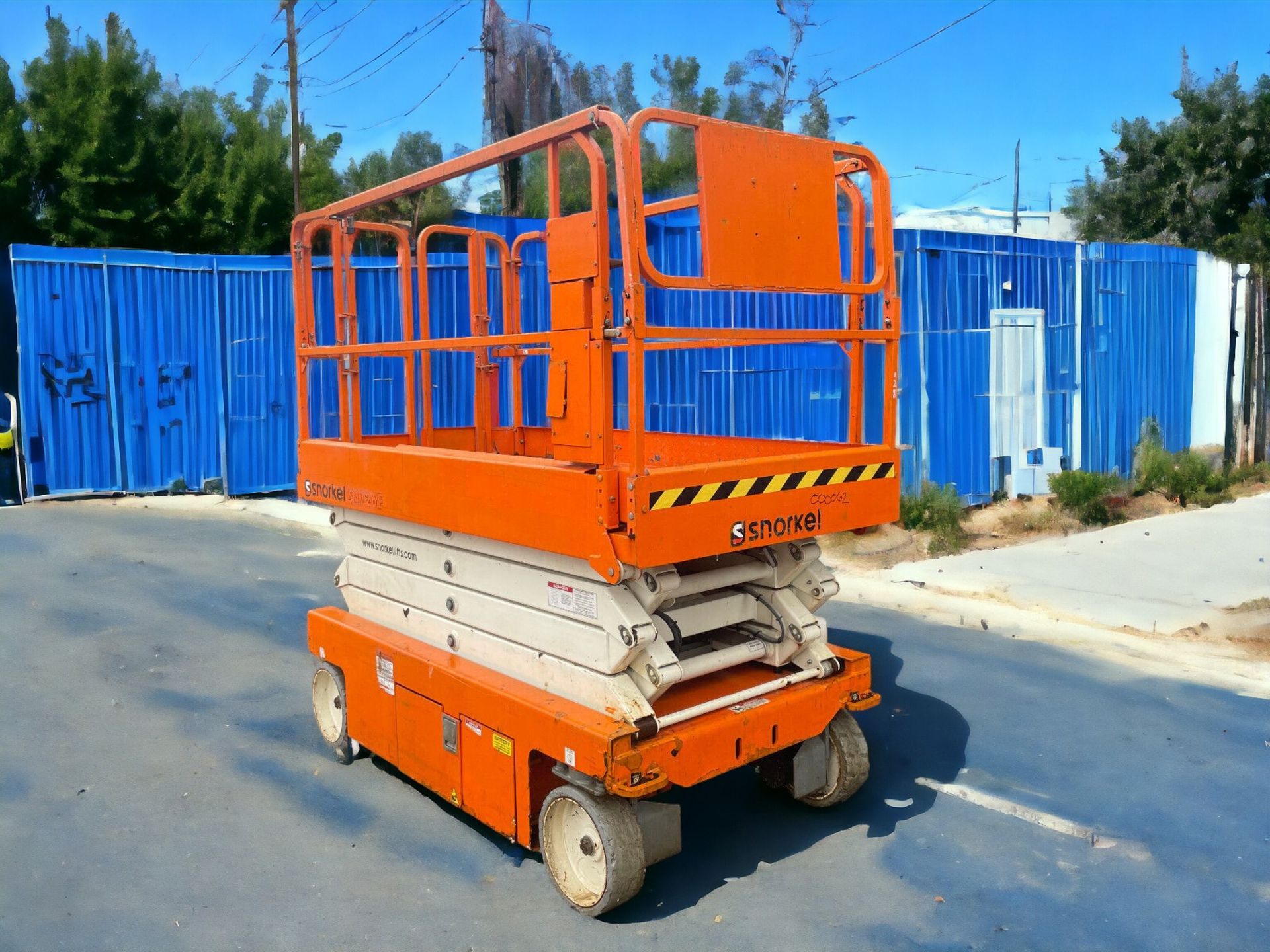 BOOST EFFICIENCY WITH THE 2016 SNORKEL S4726E ELECTRIC SCISSOR LIFT