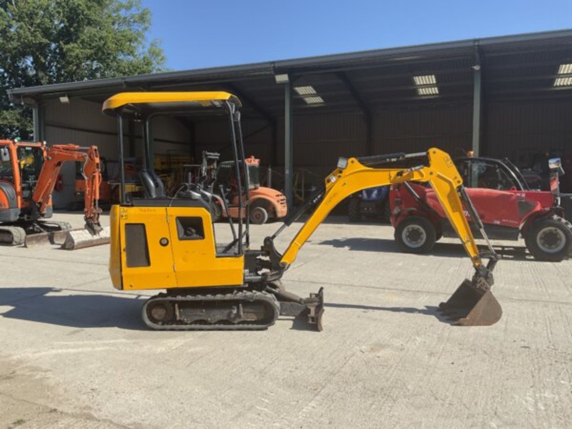 YEAR 2019. 857 HOURS. JCB 15 C-1