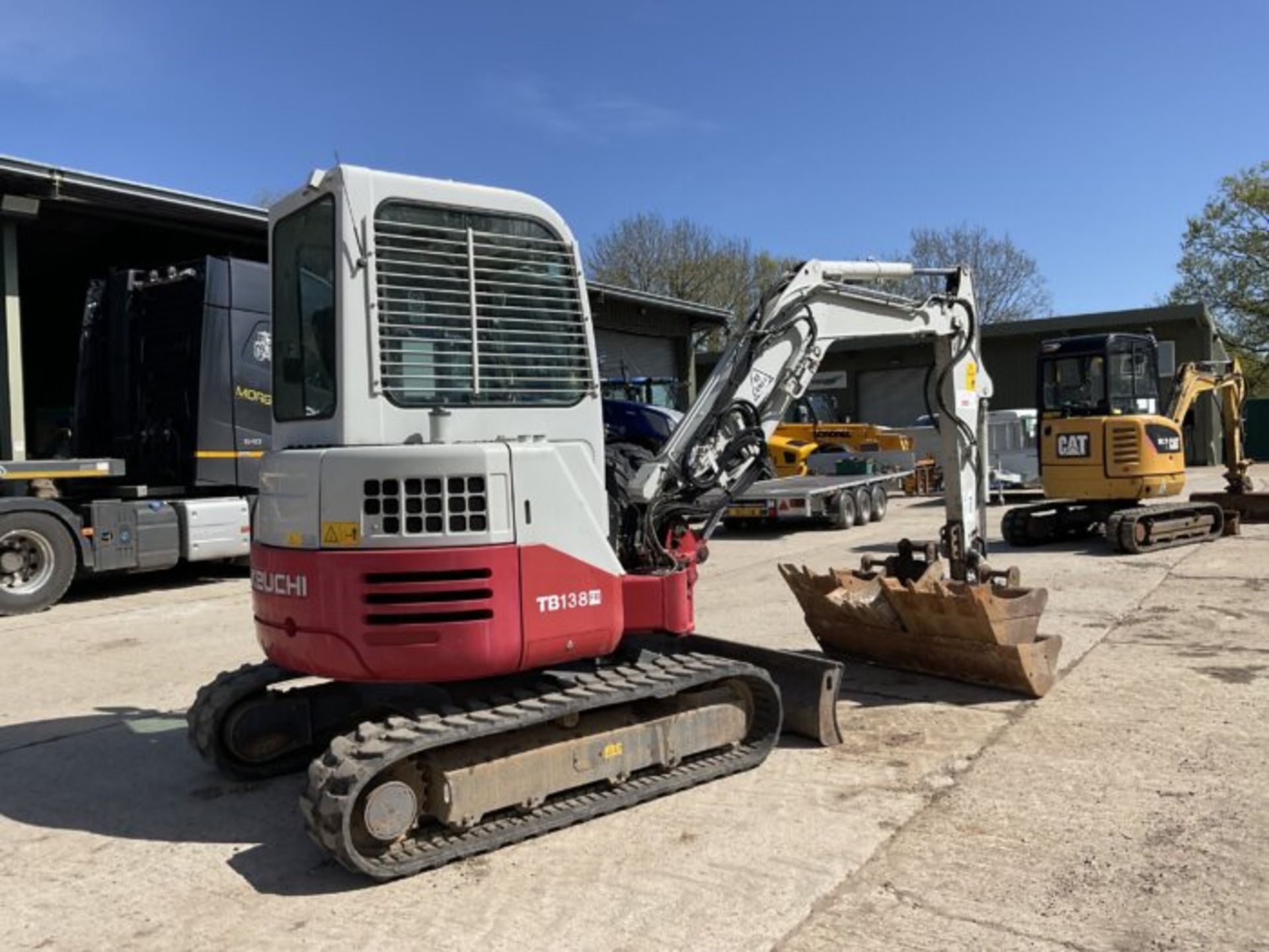 TAKEUCHI TB138FR MINI EXCAVATOR WITH FRONT BLADE, RUBBER TRACKS - Image 4 of 10