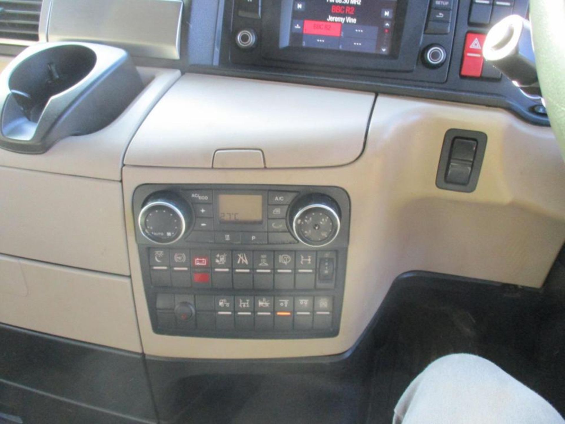 CLIMATE-CONTROLLED CABIN: MAN TGX 460 XXL WITH AIR CON AND HEATED SEAT - Image 14 of 23