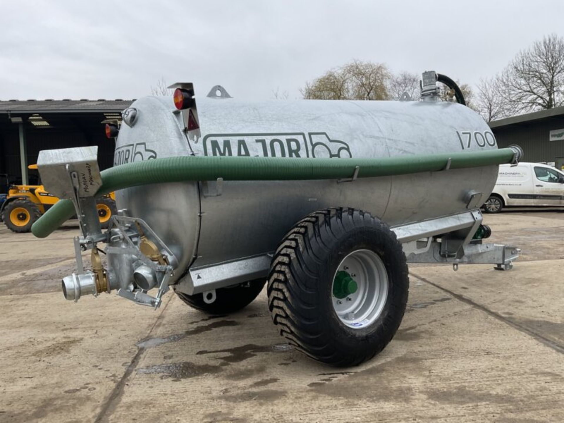 MAJOR 1700 GALLON VACUUM TANKER