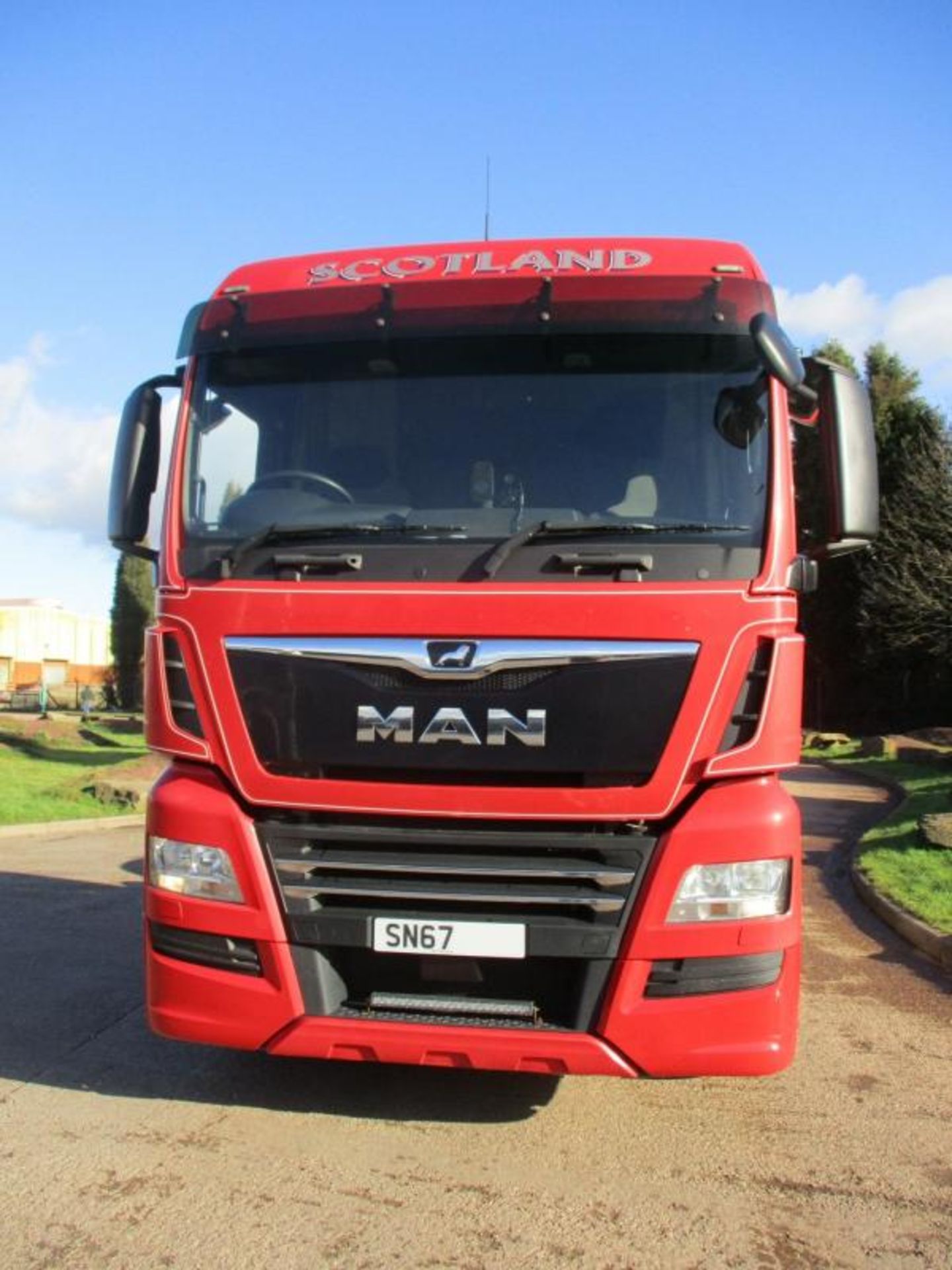 CLIMATE-CONTROLLED CABIN: MAN TGX 460 XXL WITH AIR CON AND HEATED SEAT