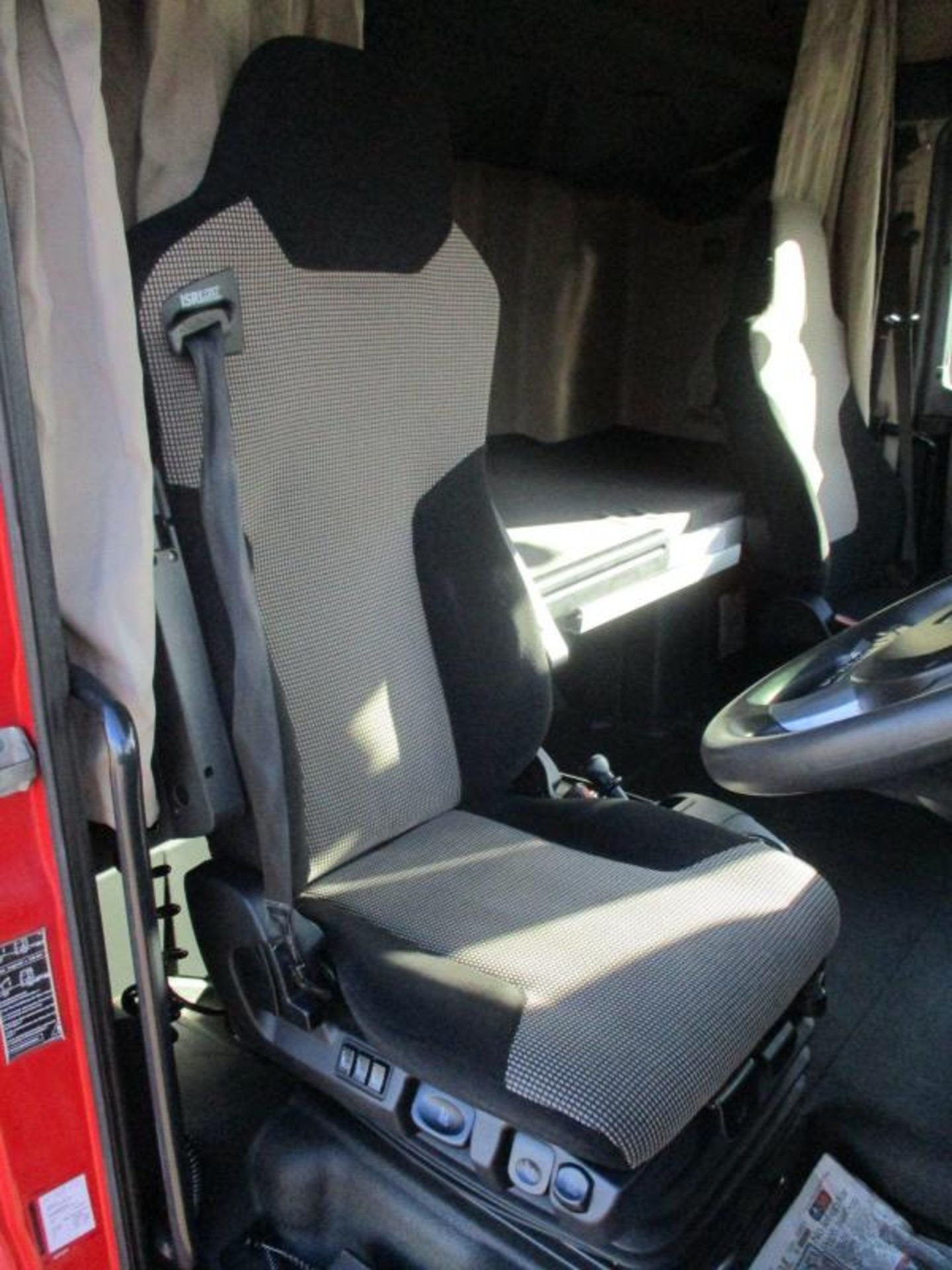 CLIMATE-CONTROLLED CABIN: MAN TGX 460 XXL WITH AIR CON AND HEATED SEAT - Image 12 of 23