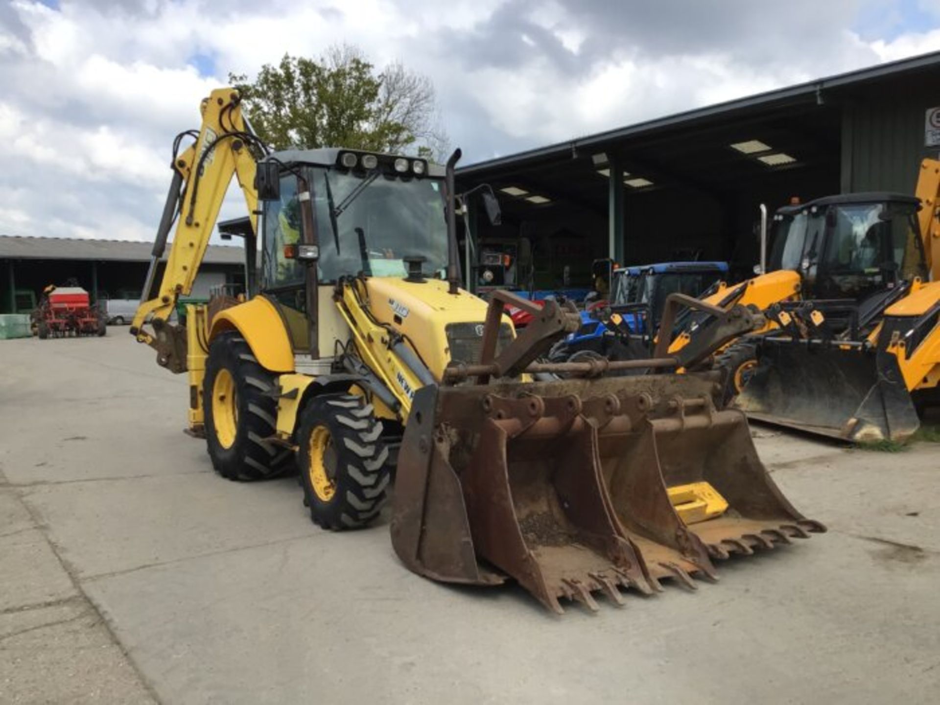 NEW HOLLAND B110 BACKHOE LOADER - Image 4 of 11