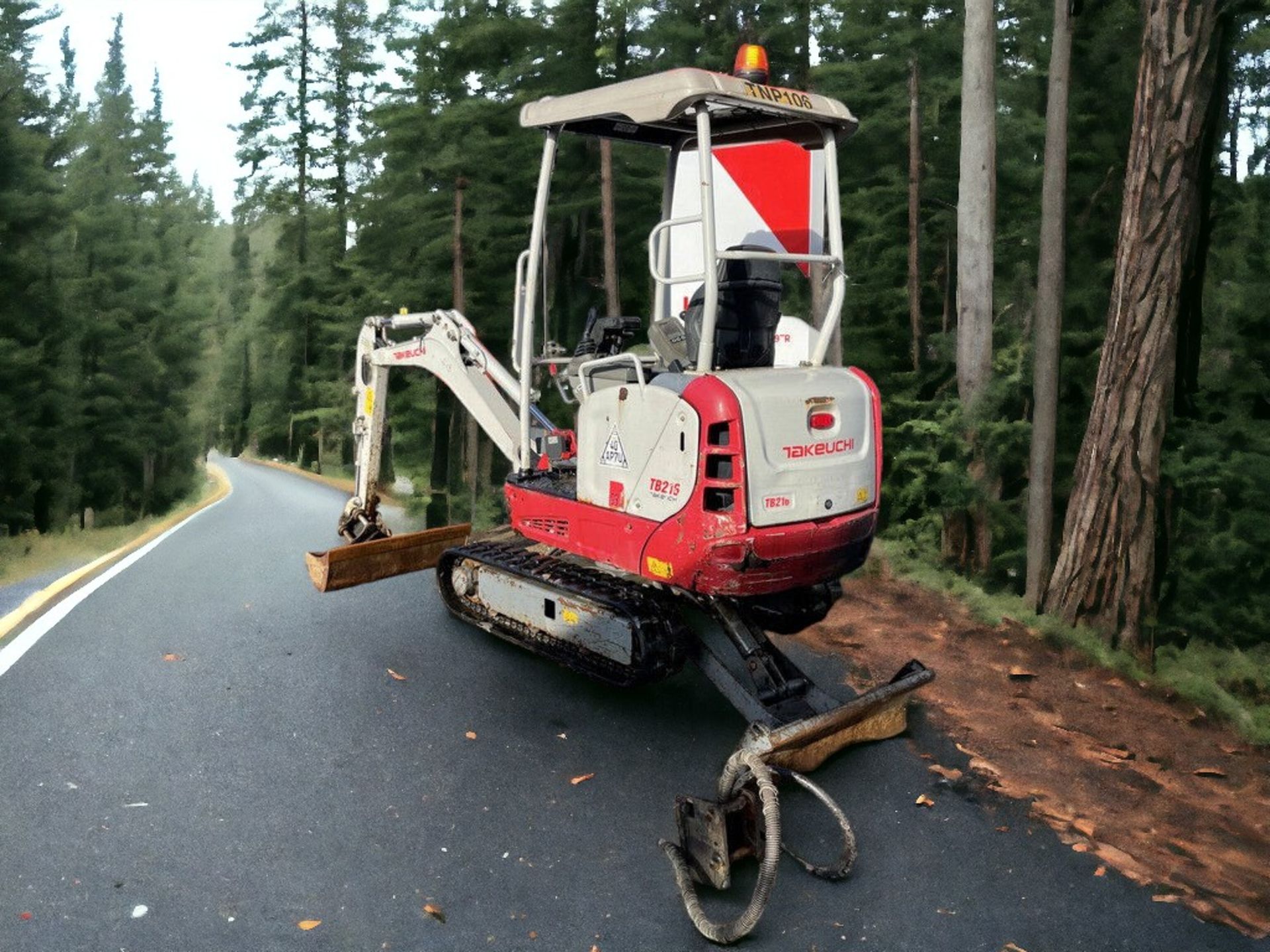 2017 TAKEUCHI TB216 MINI EXCAVATOR - VERSATILE, RELIABLE, AND READY FOR ACTION - Image 5 of 11