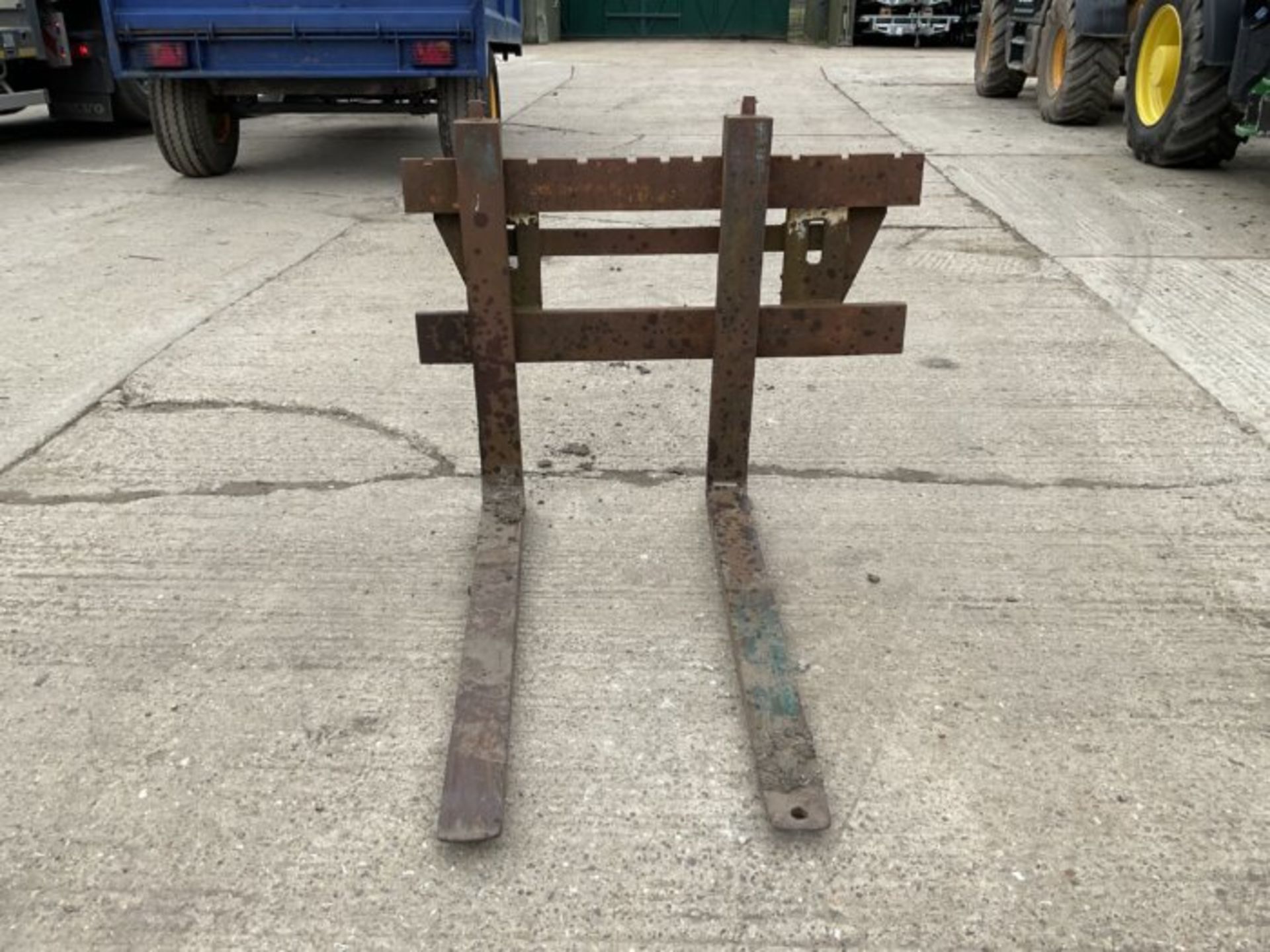 EFFICIENCY ELEVATED: EURO BRACKET PALLET FORKS - Image 2 of 7