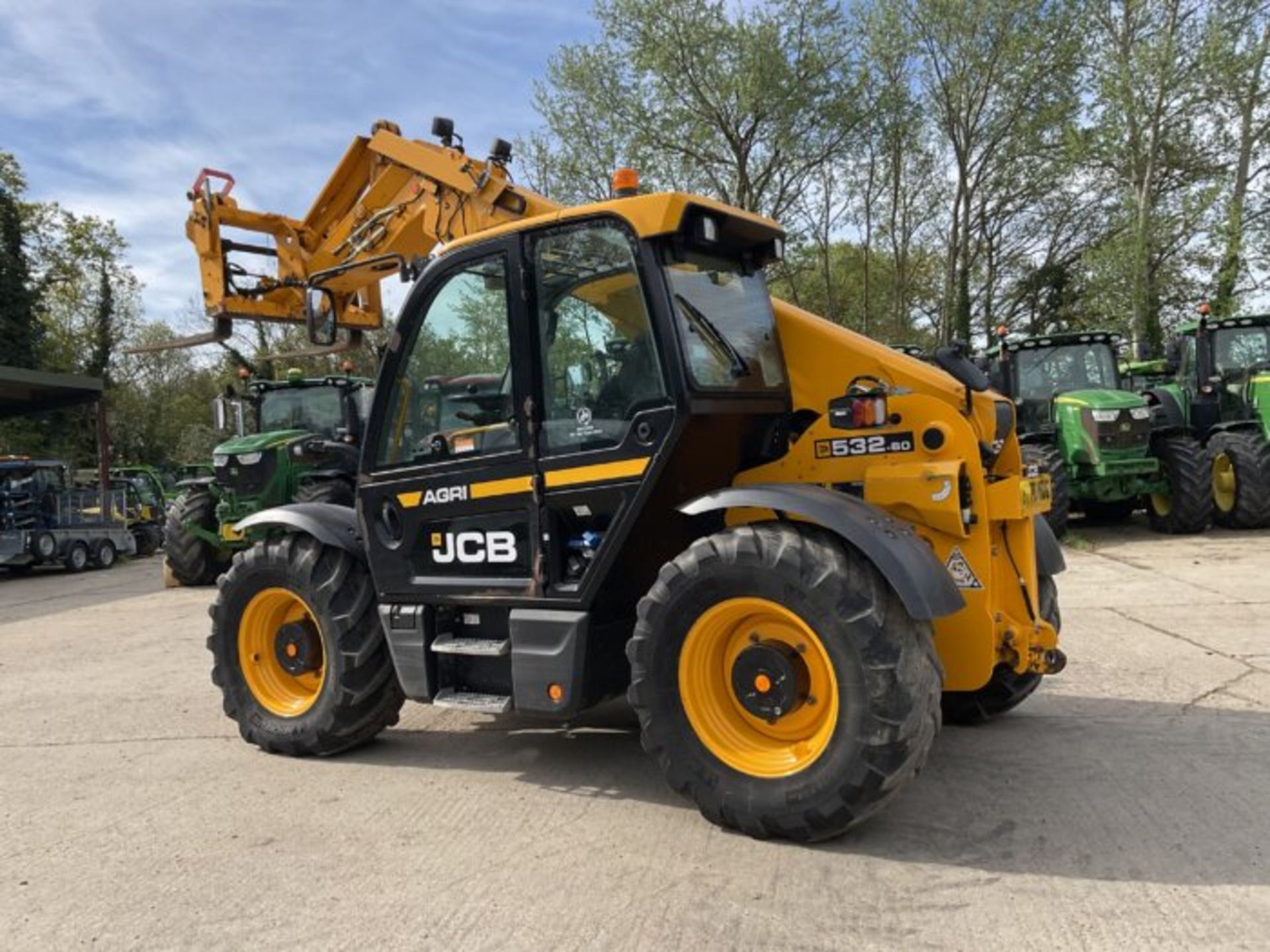 JCB 532-60 AGRI TELEHANDLER WITH PALLET FORKS - Image 8 of 11