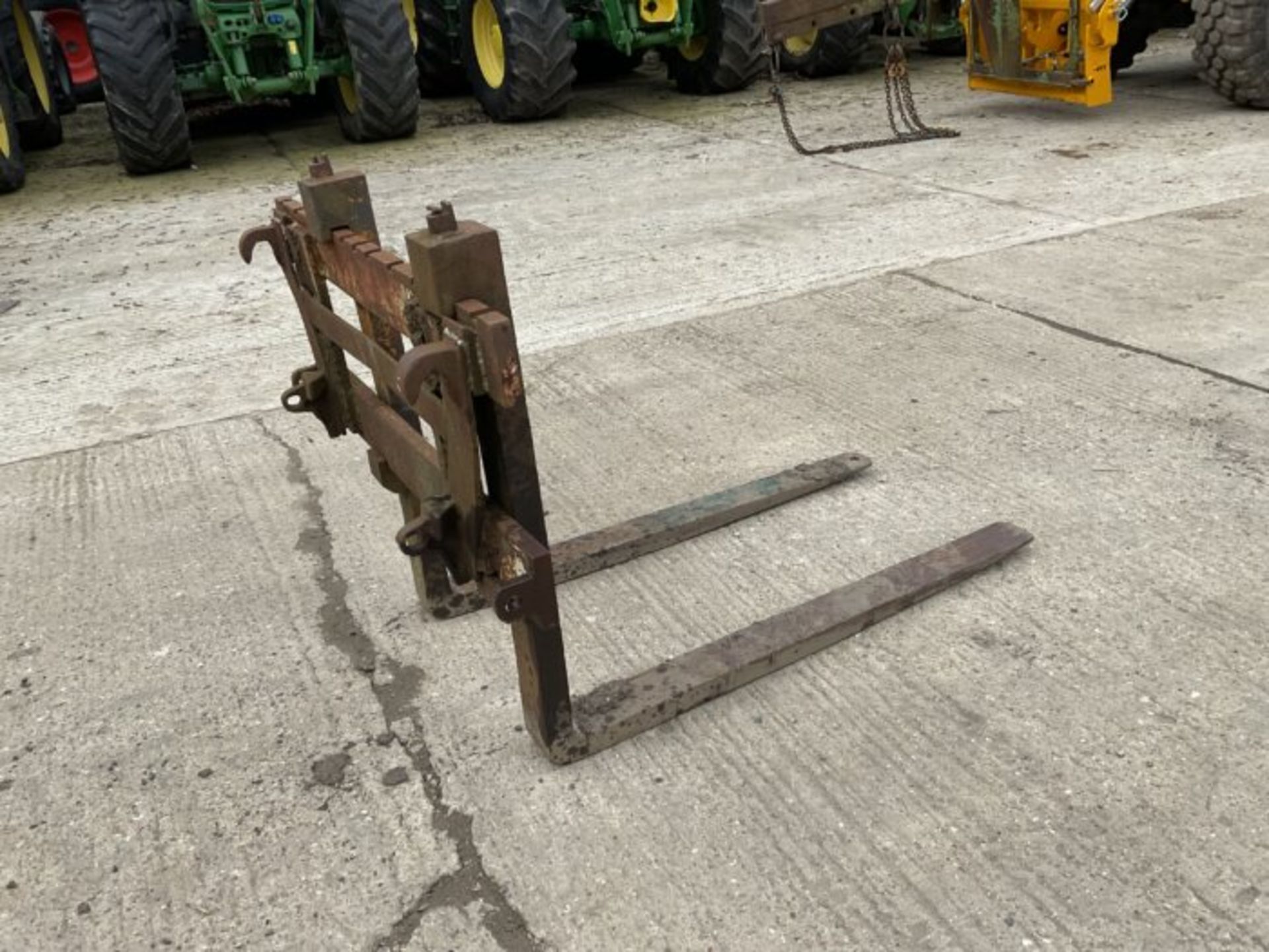 EFFICIENCY ELEVATED: EURO BRACKET PALLET FORKS - Image 6 of 7