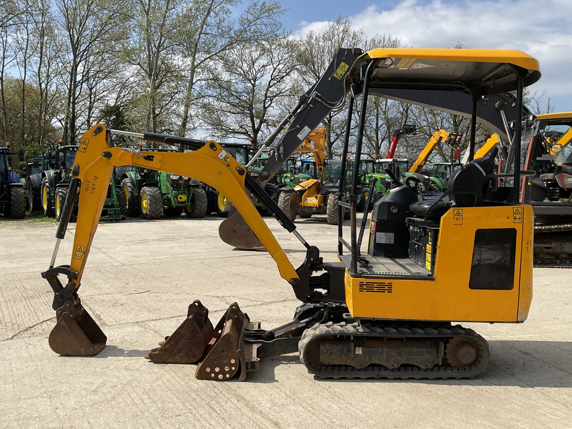 2019 JCB 15 C-1 - Image 9 of 9