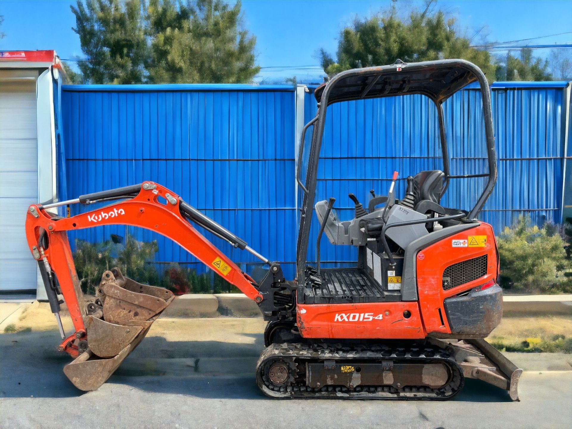 VERSATILE PERFORMANCE: 2017 KUBOTA KX015-4 MINI EXCAVATOR - LOW HOURS, RELIABLE EFFICIENCY - Image 2 of 12