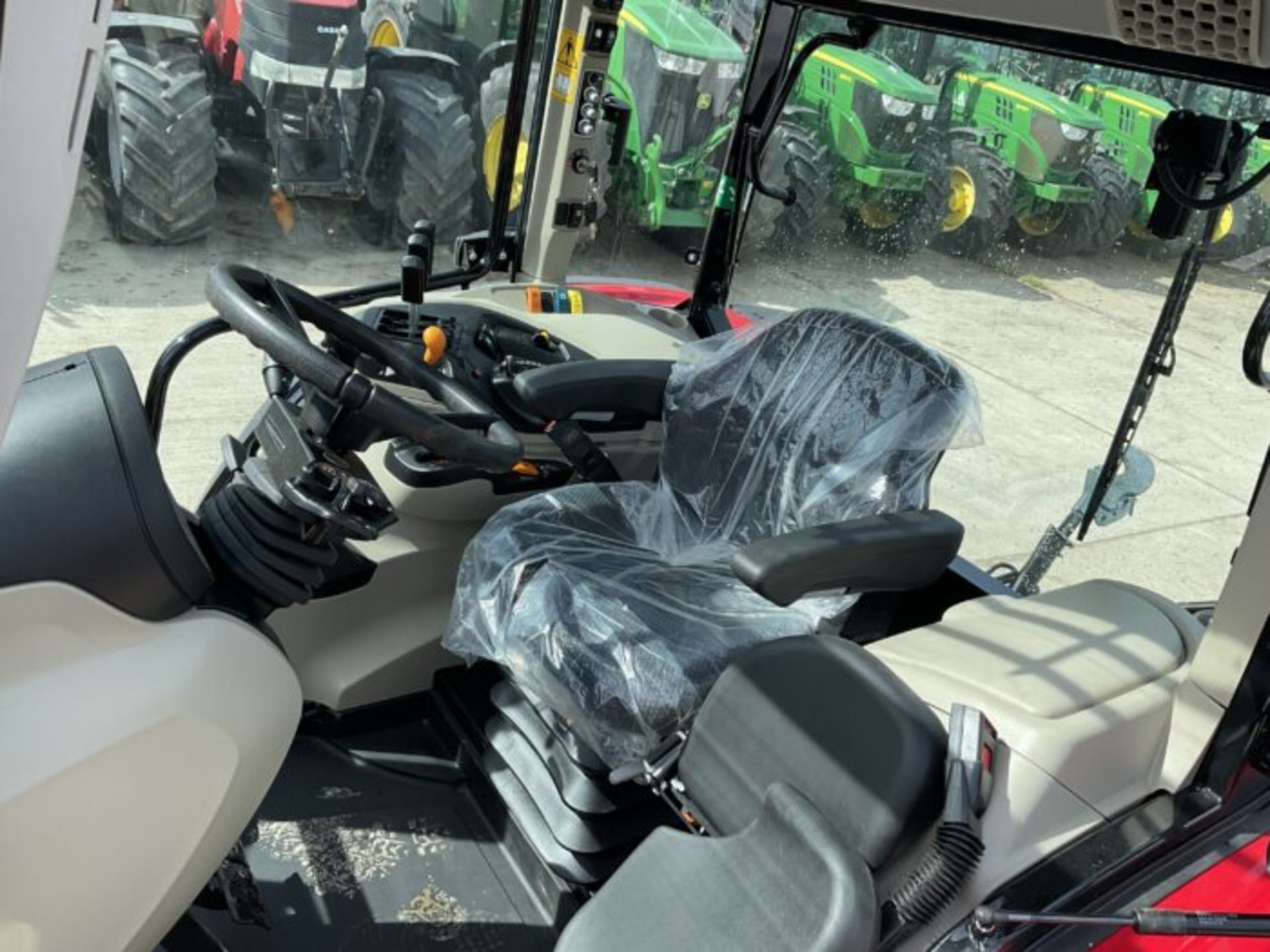 MASSEY FERGUSON 5711M TRACTOR WITH MASSEY FERGUSON FL.3823 LOADER - Image 9 of 10