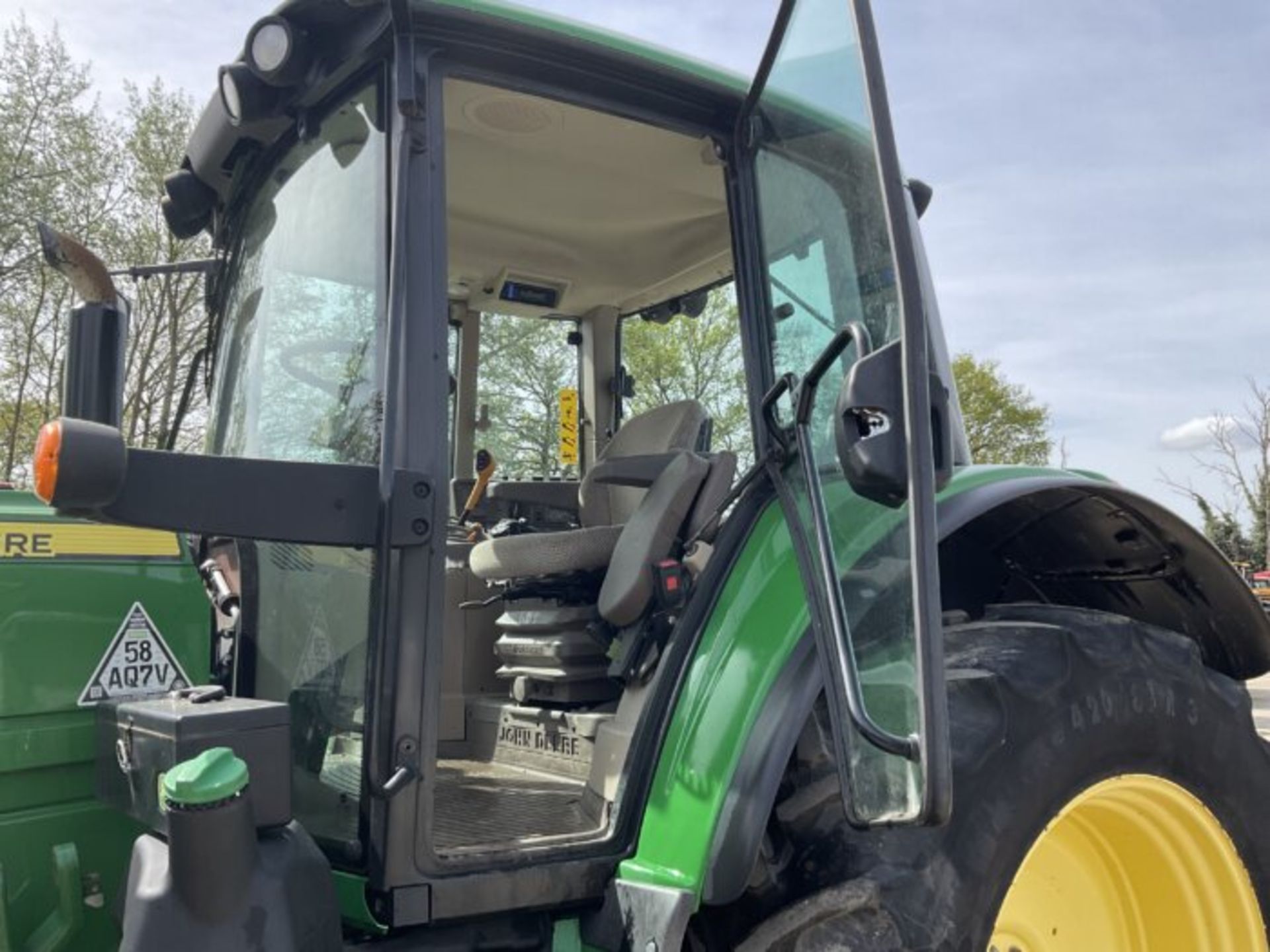 JOHN DEERE 6110M TRACTOR - Bild 9 aus 12