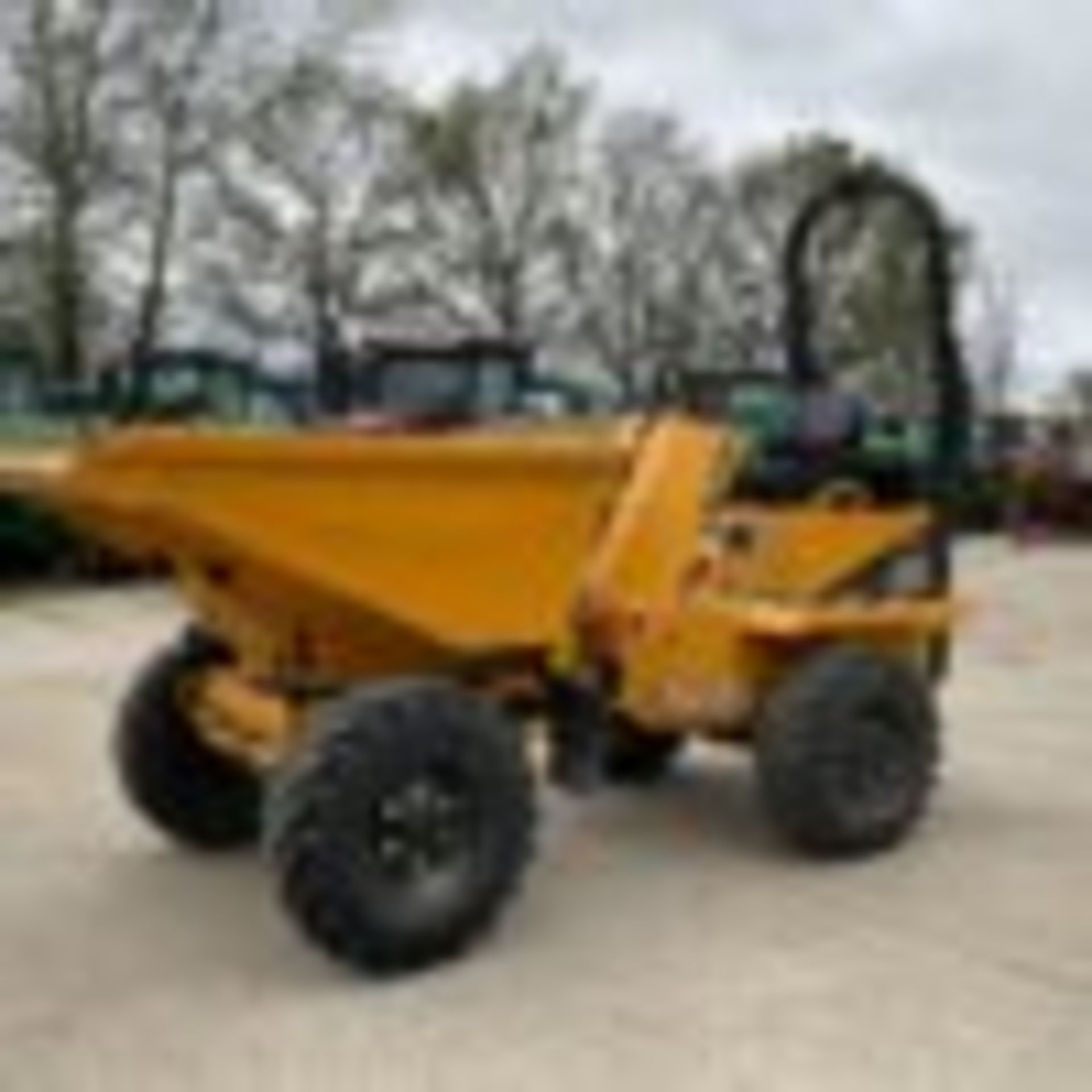 THWAITES MACH 573: POWERFUL 3-TON SWIVEL TIP DUMPER - Image 2 of 9