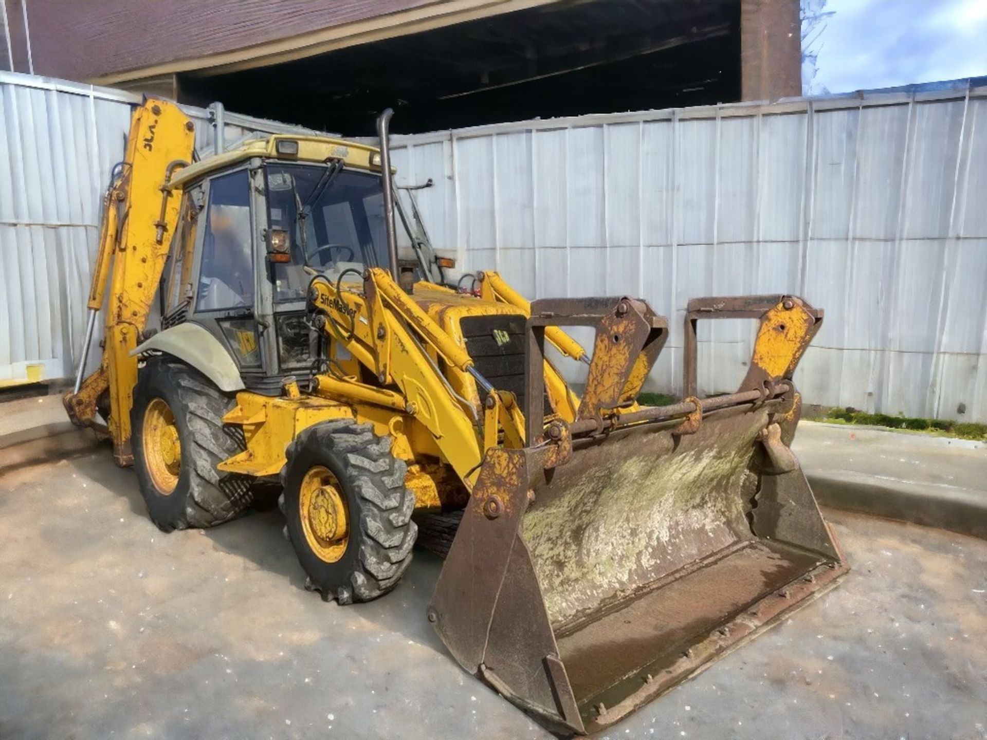 RELIABLE WORKHORSE: JCB 3CX SITEMASTER BACKHOE LOADER - Image 2 of 12