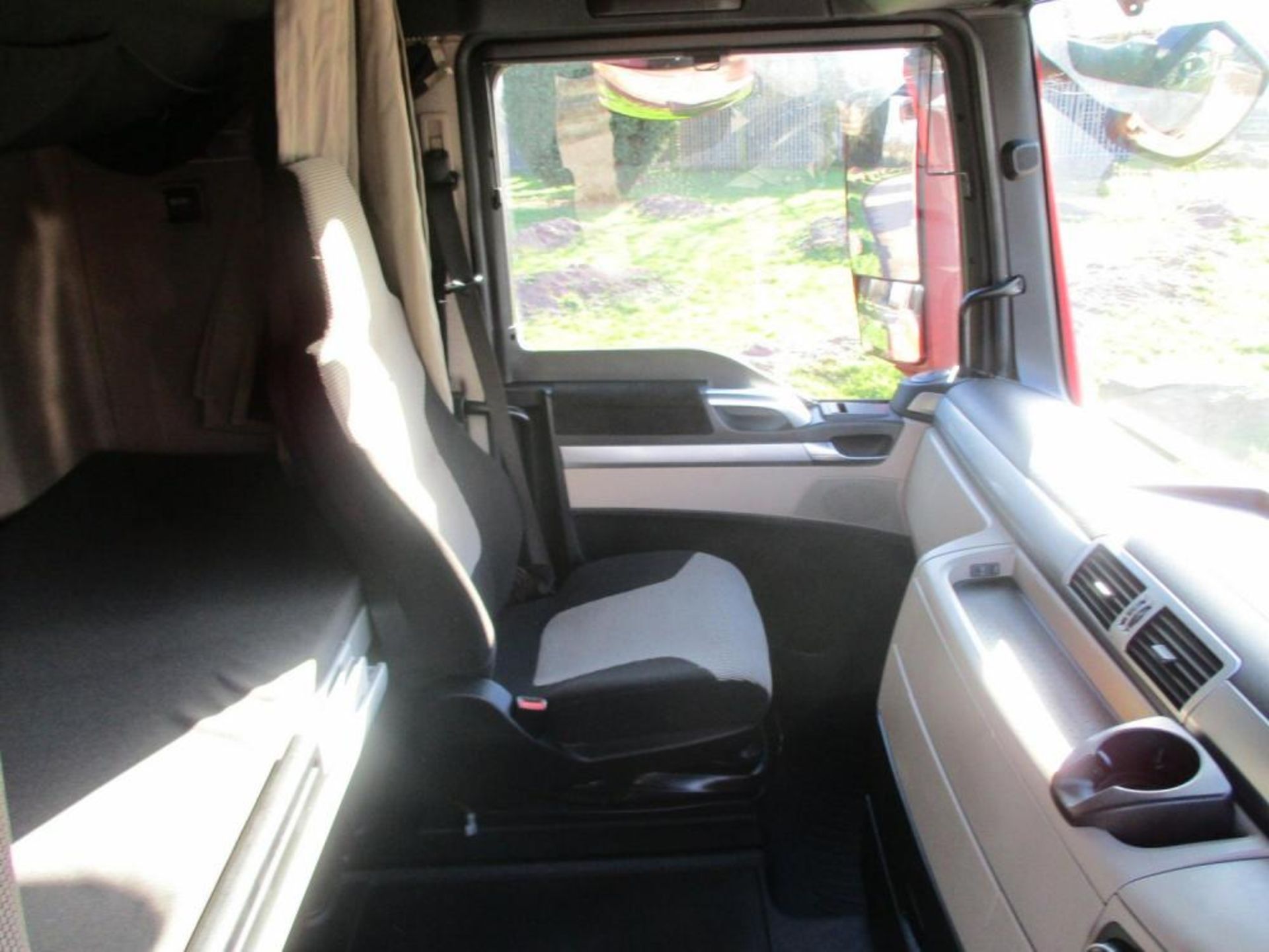 CLIMATE-CONTROLLED CABIN: MAN TGX 460 XXL WITH AIR CON AND HEATED SEAT - Image 6 of 23