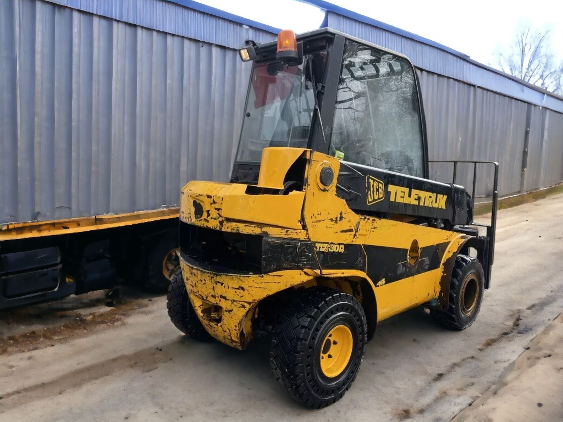 IMPRESSIVE 2002 FORKLIFT: YOUR ULTIMATE INDUSTRIAL COMPANION