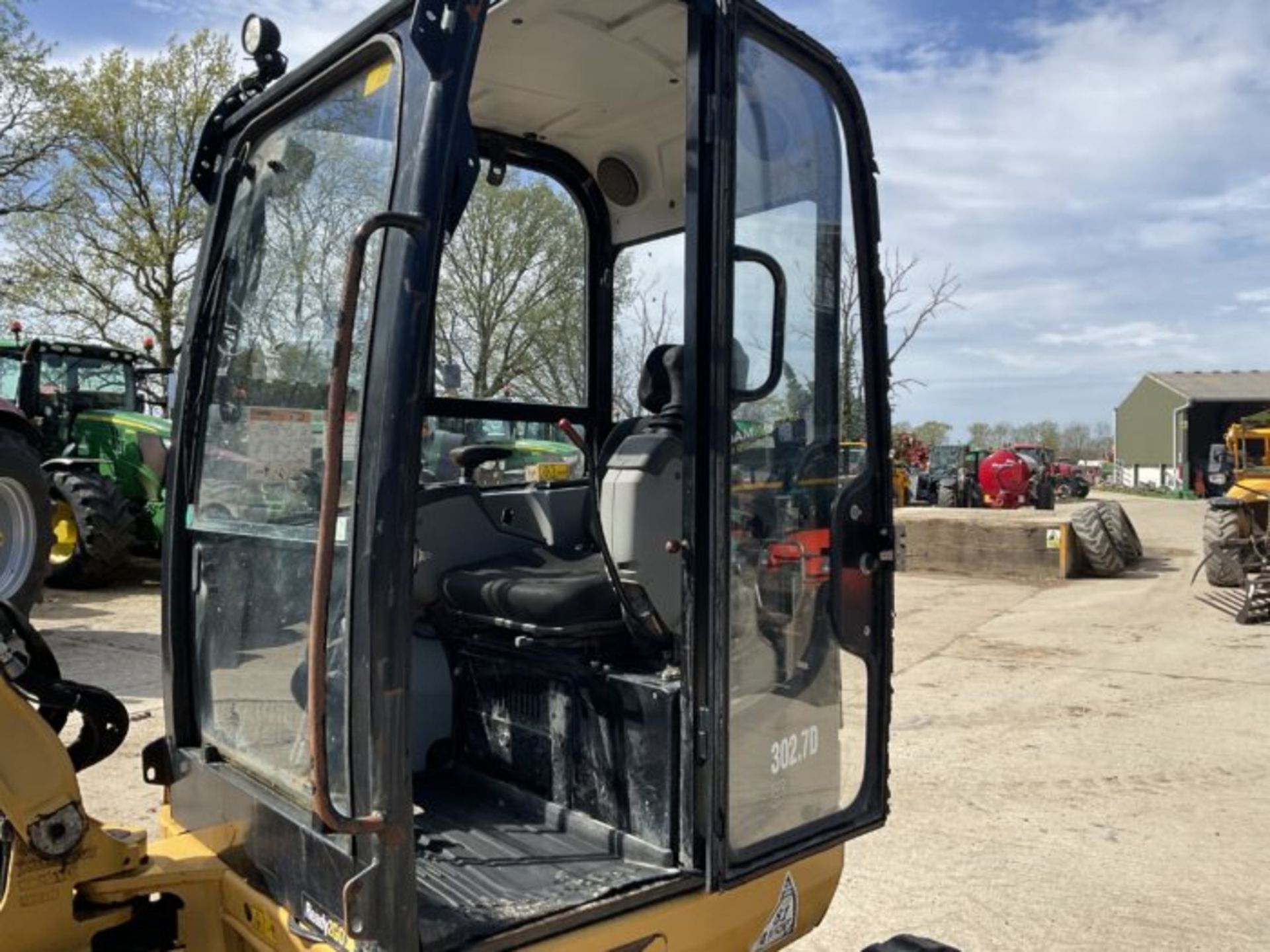 CAT 302.7D CR MINI EXCAVATOR WITH RUBBER TRACKS, FRONT BLADE - Image 4 of 10