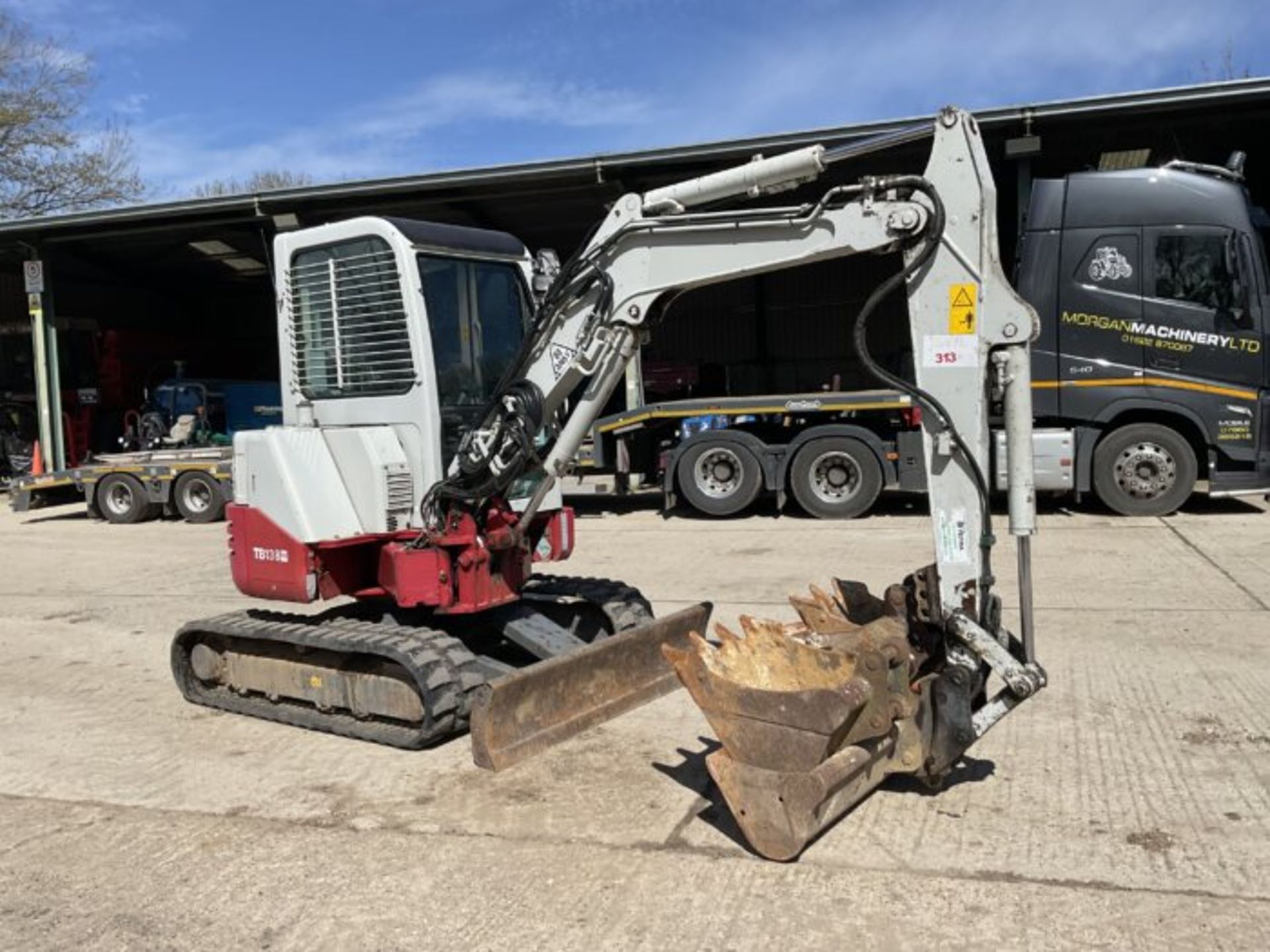 TAKEUCHI TB138FR MINI EXCAVATOR WITH FRONT BLADE, RUBBER TRACKS - Image 7 of 10